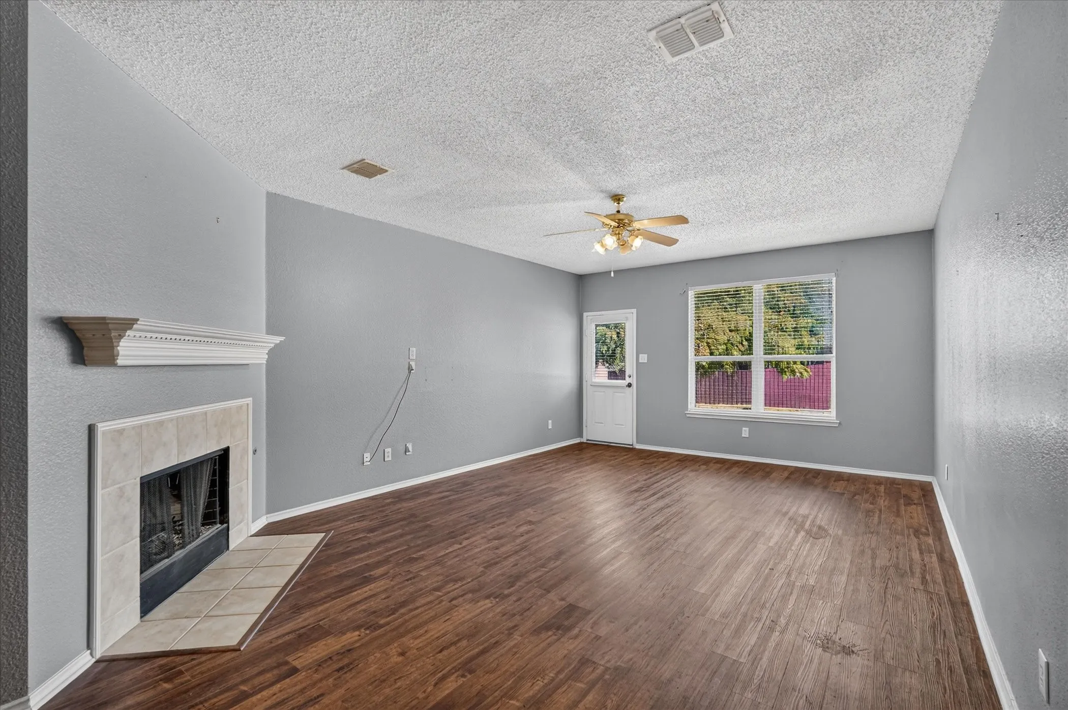 Single Family Residence For Sale in Rockwall County , 2828 Clear Creek Drive, Rockwall, Texas 75032, 4 Bedroom, 3 Bathroom, 2 Garage spaces, 2,844 Sqft, built in 2003, mls#21389669, Real Estate Agent in Rockwall, Homes For Sale in Rockwall county, Homes For Sale in Rockwall, Realtor in Rockwall Texas, Real Estate Brokerage Independent Realty Texas, Luminita Cordes Realtor