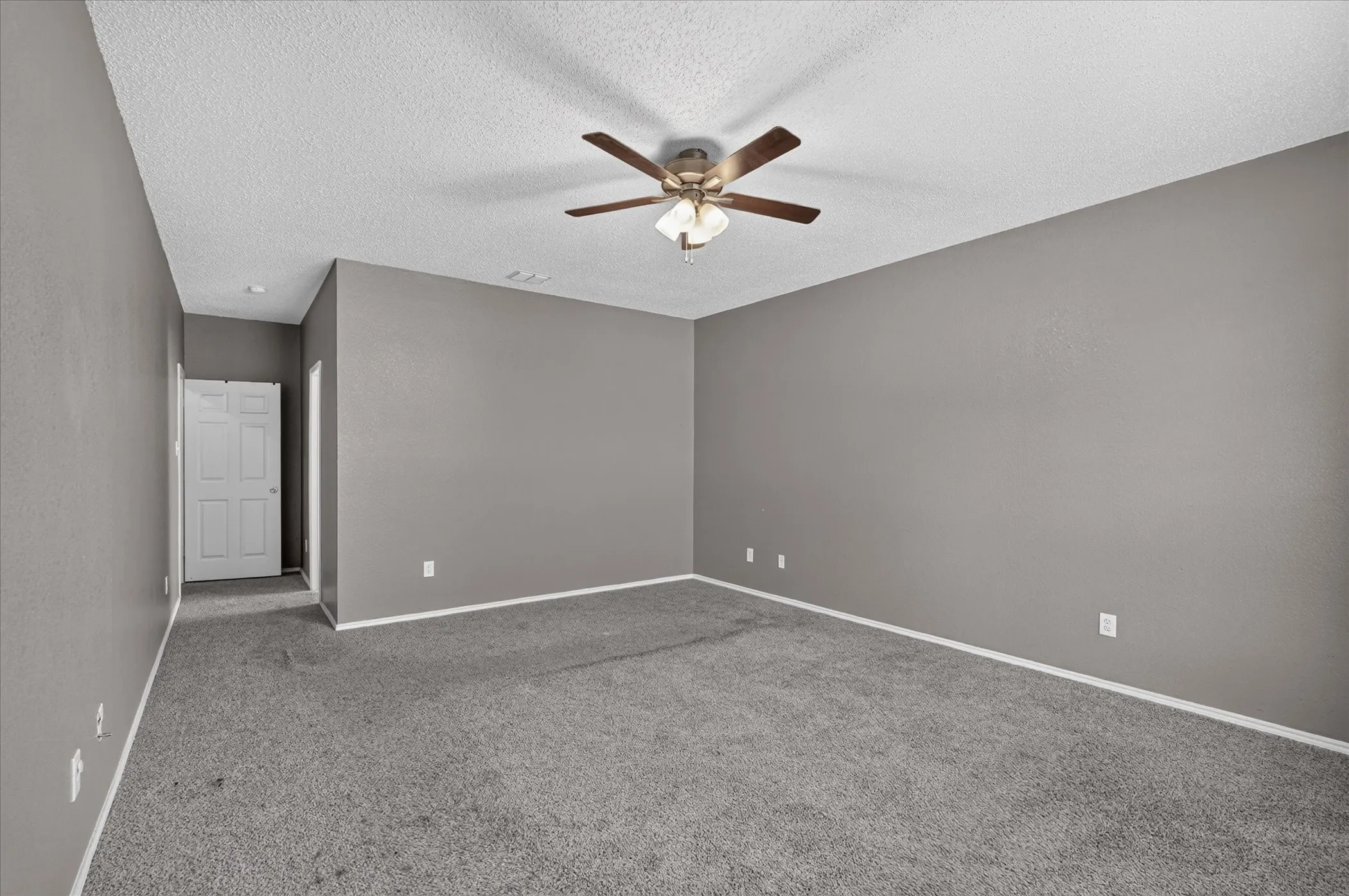 Single Family Residence For Sale in Rockwall County , 2828 Clear Creek Drive, Rockwall, Texas 75032, 4 Bedroom, 3 Bathroom, 2 Garage spaces, 2,844 Sqft, built in 2003, mls#21389669, Real Estate Agent in Rockwall, Homes For Sale in Rockwall county, Homes For Sale in Rockwall, Realtor in Rockwall Texas, Real Estate Brokerage Independent Realty Texas, Luminita Cordes Realtor