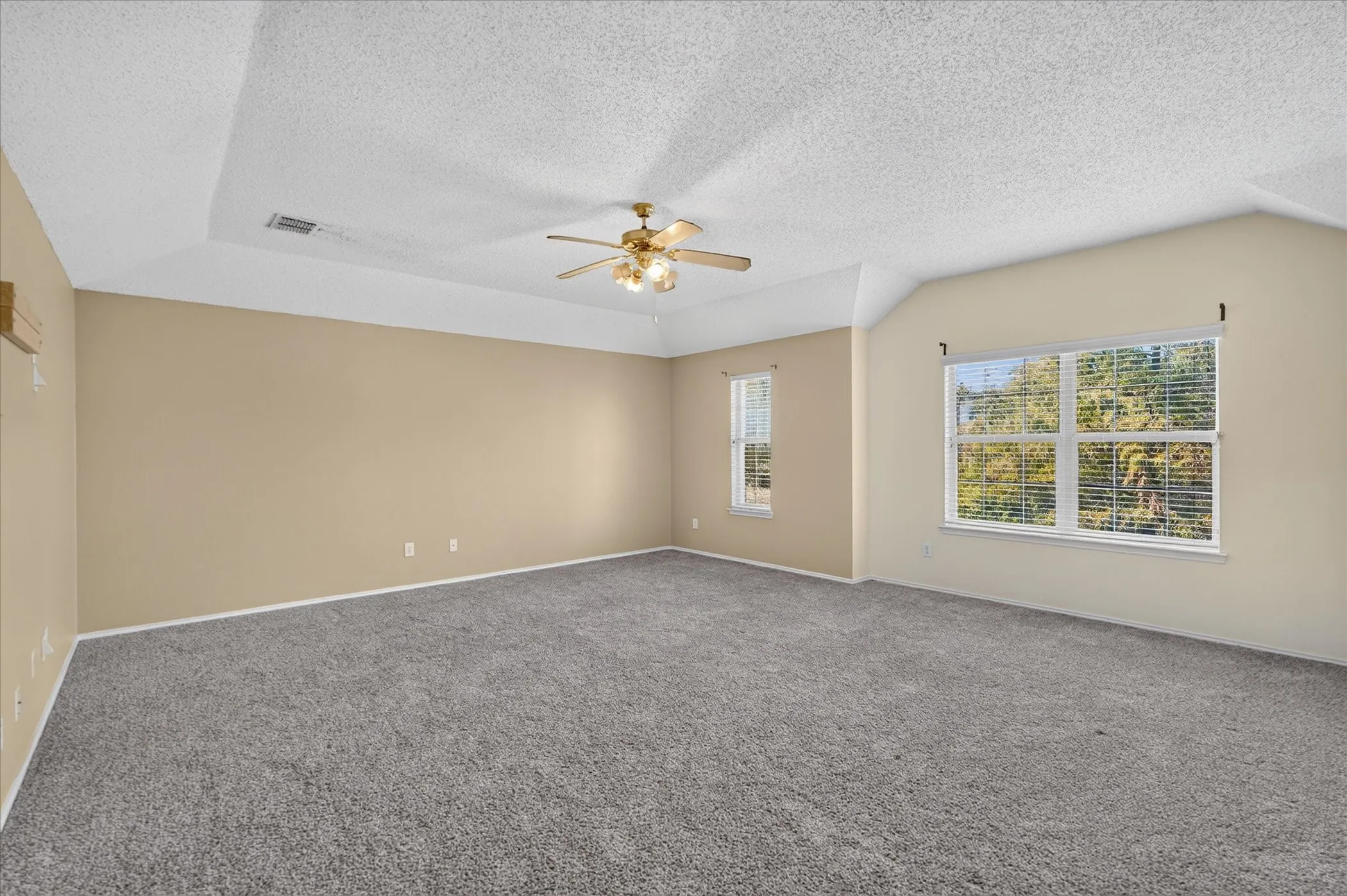 Single Family Residence For Sale in Rockwall County , 2828 Clear Creek Drive, Rockwall, Texas 75032, 4 Bedroom, 3 Bathroom, 2 Garage spaces, 2,844 Sqft, built in 2003, mls#21389669, Real Estate Agent in Rockwall, Homes For Sale in Rockwall county, Homes For Sale in Rockwall, Realtor in Rockwall Texas, Real Estate Brokerage Independent Realty Texas, Luminita Cordes Realtor