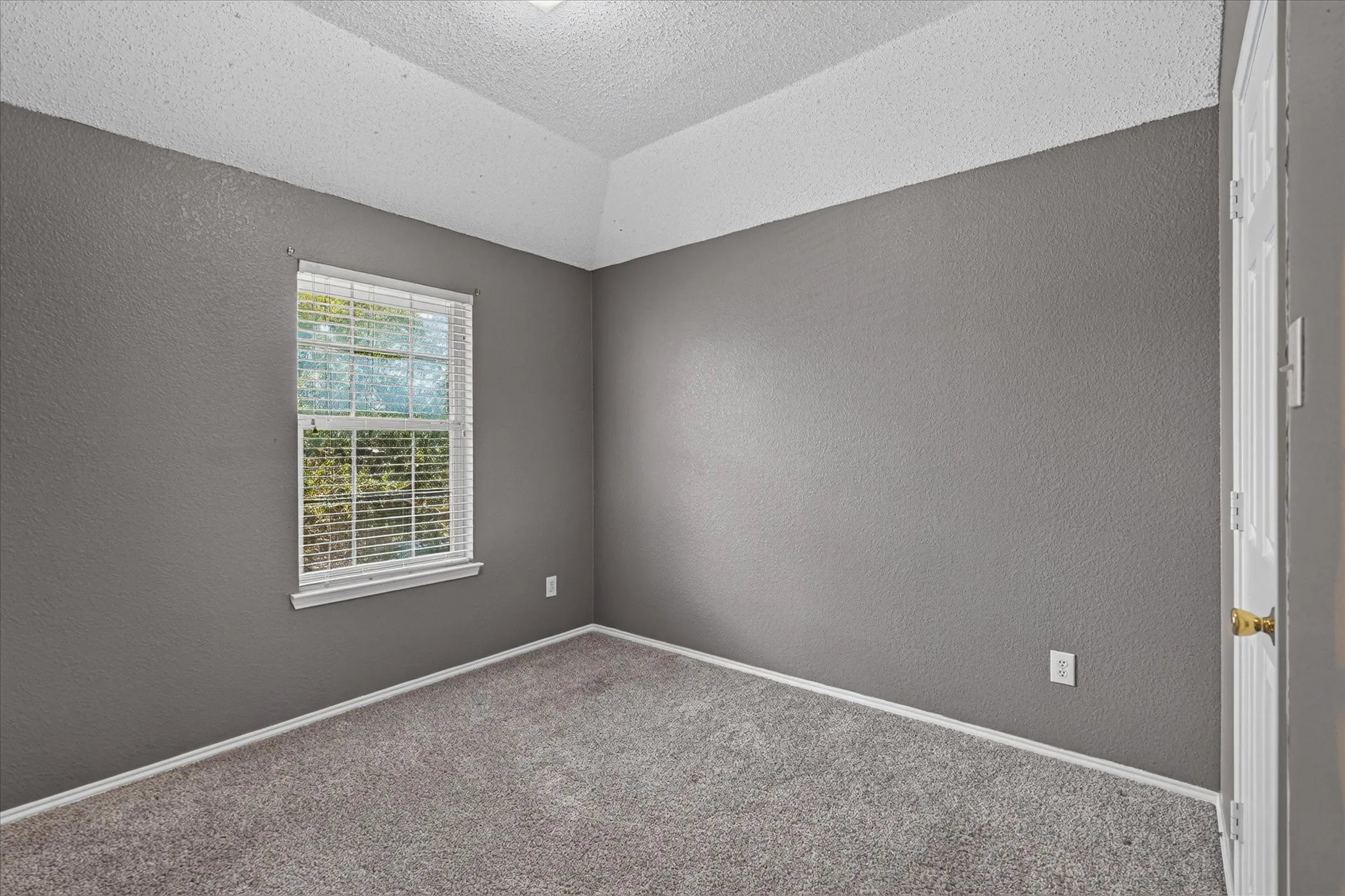 Single Family Residence For Sale in Rockwall County , 2828 Clear Creek Drive, Rockwall, Texas 75032, 4 Bedroom, 3 Bathroom, 2 Garage spaces, 2,844 Sqft, built in 2003, mls#21389669, Real Estate Agent in Rockwall, Homes For Sale in Rockwall county, Homes For Sale in Rockwall, Realtor in Rockwall Texas, Real Estate Brokerage Independent Realty Texas, Luminita Cordes Realtor