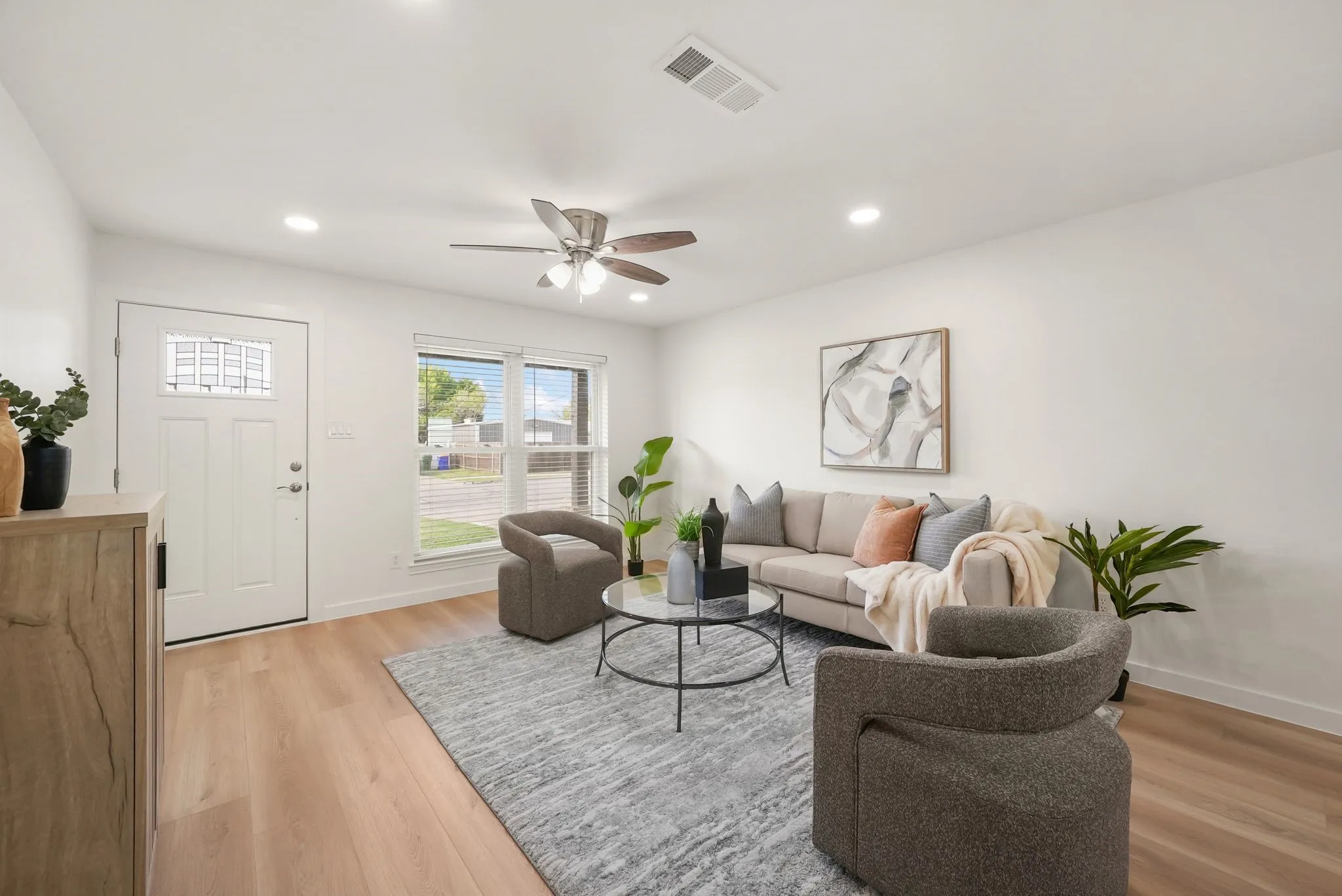 Single Family Residence For Rent in Tarrant County , 5905 Saramac Drive, Watauga, Texas 76148, 4 Bedroom, 3 Bathroom, Garage spaces, 1,840 Sqft, built in 1967, mls#21386279, Real Estate Agent in Watauga, Homes For Rent in Tarrant county, Homes For Rent in Watauga, Realtor in Watauga Texas, Real Estate Brokerage Independent Realty Texas, Luminita Cordes Realtor