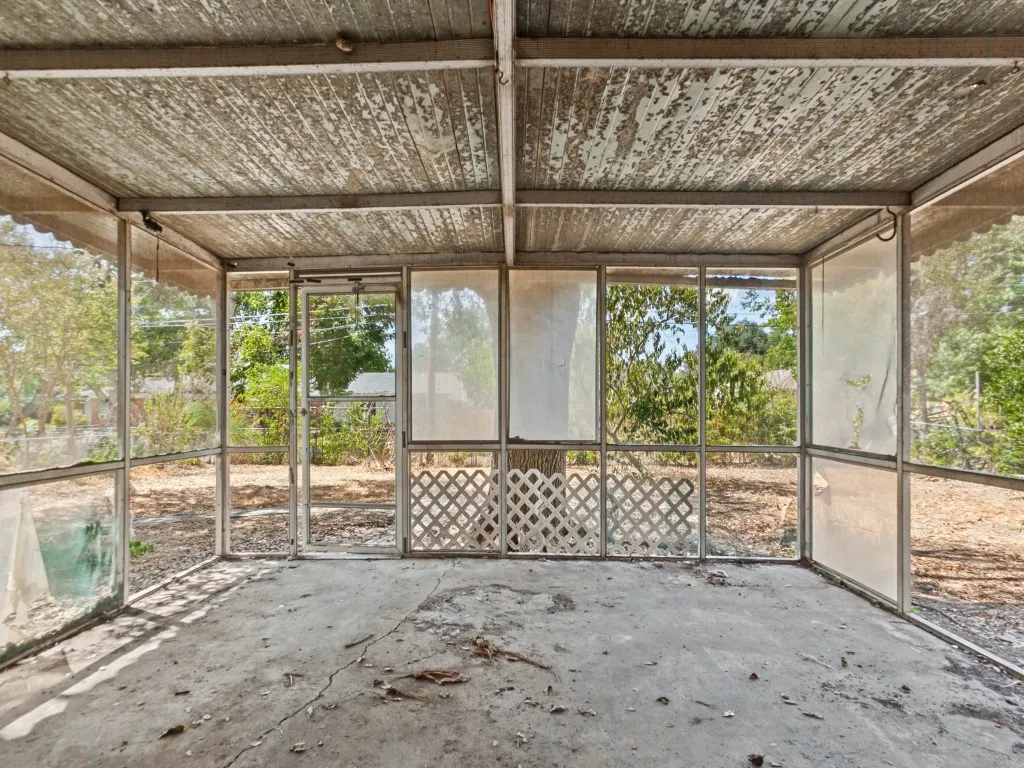 Single Family Residence For Sale in Dallas County , 8917 Freeport Drive, Dallas, Texas 75228, 3 Bedroom, 2 Bathroom, 2 Garage spaces, 1,320 Sqft, built in 1957, mls#21390025, Real Estate Agent in Dallas, Homes For Sale in Dallas county, Homes For Sale in Dallas, Realtor in Dallas Texas, Real Estate Brokerage Independent Realty Texas, Luminita Cordes Realtor