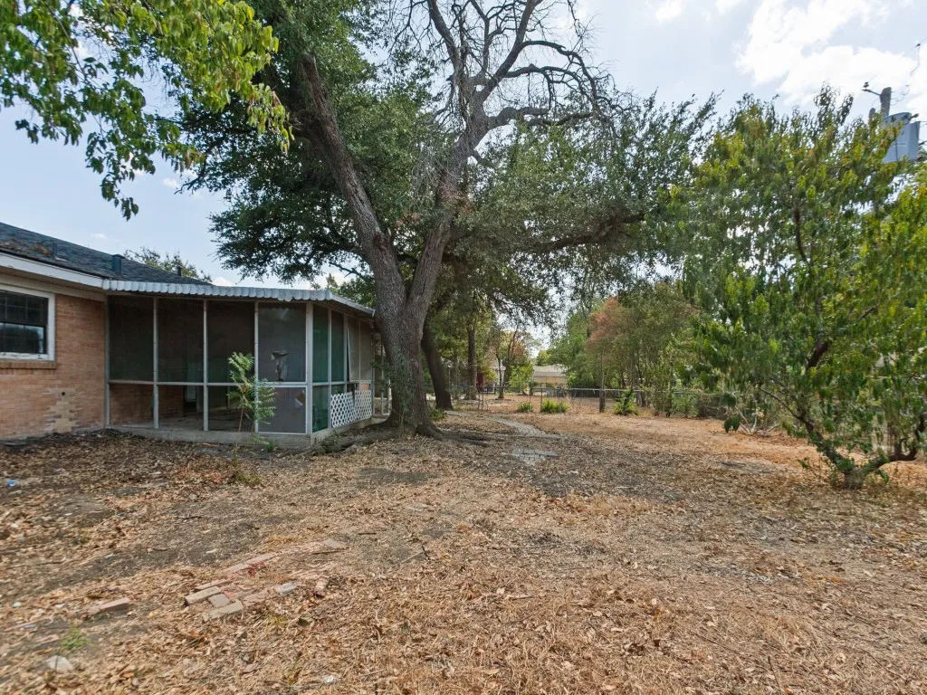Single Family Residence For Sale in Dallas County , 8917 Freeport Drive, Dallas, Texas 75228, 3 Bedroom, 2 Bathroom, 2 Garage spaces, 1,320 Sqft, built in 1957, mls#21390025, Real Estate Agent in Dallas, Homes For Sale in Dallas county, Homes For Sale in Dallas, Realtor in Dallas Texas, Real Estate Brokerage Independent Realty Texas, Luminita Cordes Realtor