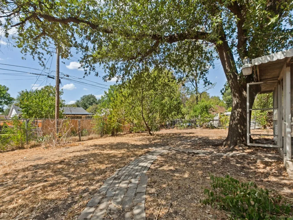 Single Family Residence For Sale in Dallas County , 8917 Freeport Drive, Dallas, Texas 75228, 3 Bedroom, 2 Bathroom, 2 Garage spaces, 1,320 Sqft, built in 1957, mls#21390025, Real Estate Agent in Dallas, Homes For Sale in Dallas county, Homes For Sale in Dallas, Realtor in Dallas Texas, Real Estate Brokerage Independent Realty Texas, Luminita Cordes Realtor