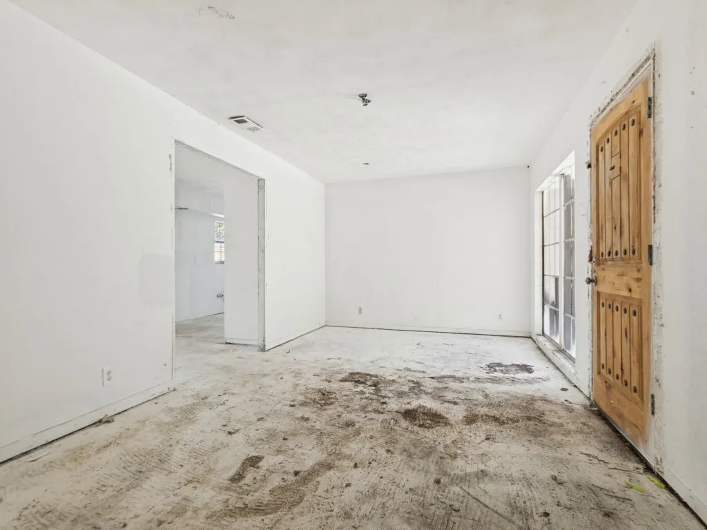 Single Family Residence For Sale in Dallas County , 8917 Freeport Drive, Dallas, Texas 75228, 3 Bedroom, 2 Bathroom, 2 Garage spaces, 1,320 Sqft, built in 1957, mls#21390025, Real Estate Agent in Dallas, Homes For Sale in Dallas county, Homes For Sale in Dallas, Realtor in Dallas Texas, Real Estate Brokerage Independent Realty Texas, Luminita Cordes Realtor