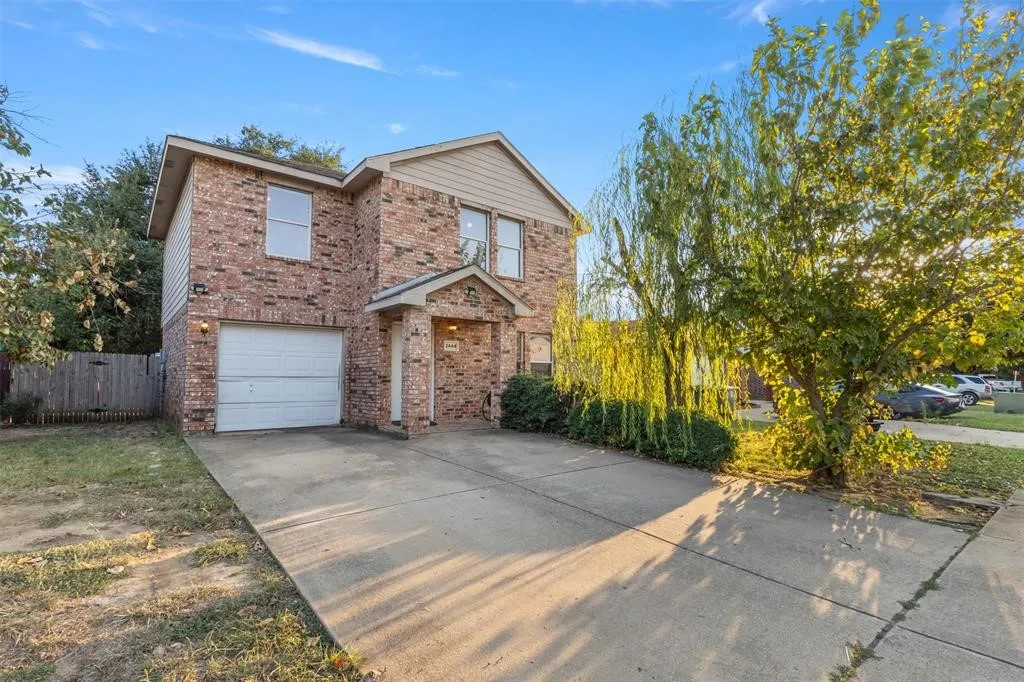Single Family Residence For Rent in Dallas County , 2444 Chinkapin Way, Dallas, Texas 75212, 3 Bedroom, 3 Bathroom, 1 Garage spaces, 1,198 Sqft, built in 2004, mls#21391003, Real Estate Agent in Dallas, Homes For Rent in Dallas county, Homes For Rent in Dallas, Realtor in Dallas Texas, Real Estate Brokerage Independent Realty Texas, Luminita Cordes Realtor