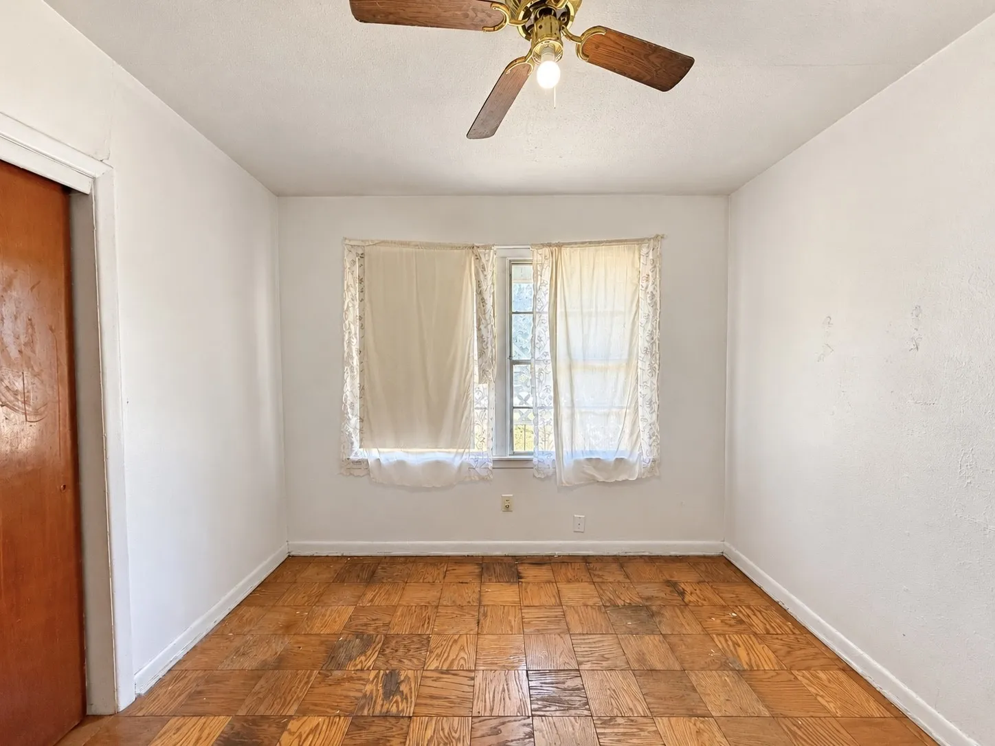 Single Family Residence For Sale in Dallas County , 2921 Charles Drive, Garland, Texas 75041, 3 Bedroom, 1 Bathroom, Garage spaces, 1,100 Sqft, built in 1966, mls#21390986, Real Estate Agent in Garland, Homes For Sale in Dallas county, Homes For Sale in Garland, Realtor in Garland Texas, Real Estate Brokerage Independent Realty Texas, Luminita Cordes Realtor
