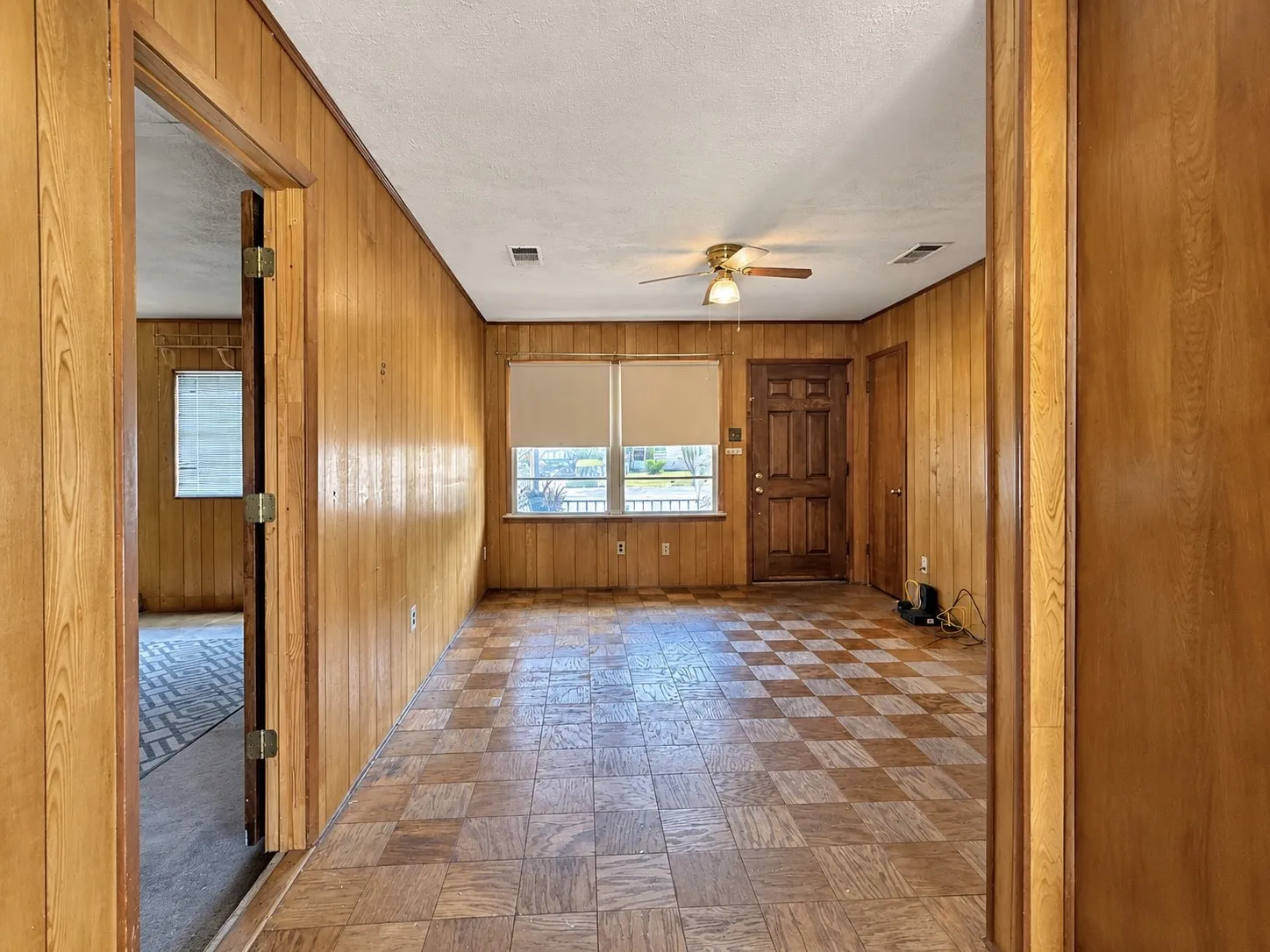 Single Family Residence For Sale in Dallas County , 2921 Charles Drive, Garland, Texas 75041, 3 Bedroom, 1 Bathroom, Garage spaces, 1,100 Sqft, built in 1966, mls#21390986, Real Estate Agent in Garland, Homes For Sale in Dallas county, Homes For Sale in Garland, Realtor in Garland Texas, Real Estate Brokerage Independent Realty Texas, Luminita Cordes Realtor