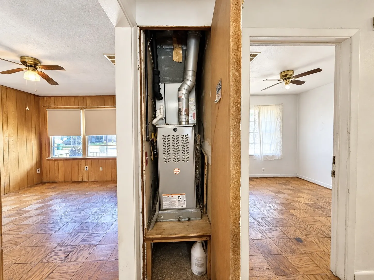 Single Family Residence For Sale in Dallas County , 2921 Charles Drive, Garland, Texas 75041, 3 Bedroom, 1 Bathroom, Garage spaces, 1,100 Sqft, built in 1966, mls#21390986, Real Estate Agent in Garland, Homes For Sale in Dallas county, Homes For Sale in Garland, Realtor in Garland Texas, Real Estate Brokerage Independent Realty Texas, Luminita Cordes Realtor