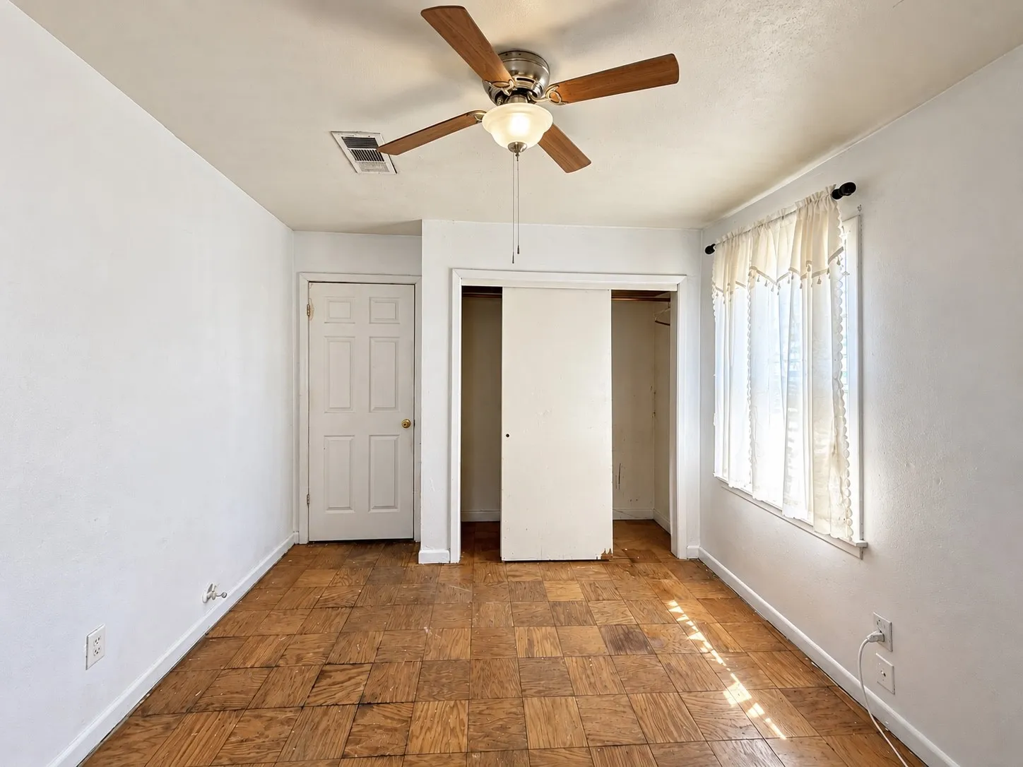 Single Family Residence For Sale in Dallas County , 2921 Charles Drive, Garland, Texas 75041, 3 Bedroom, 1 Bathroom, Garage spaces, 1,100 Sqft, built in 1966, mls#21390986, Real Estate Agent in Garland, Homes For Sale in Dallas county, Homes For Sale in Garland, Realtor in Garland Texas, Real Estate Brokerage Independent Realty Texas, Luminita Cordes Realtor