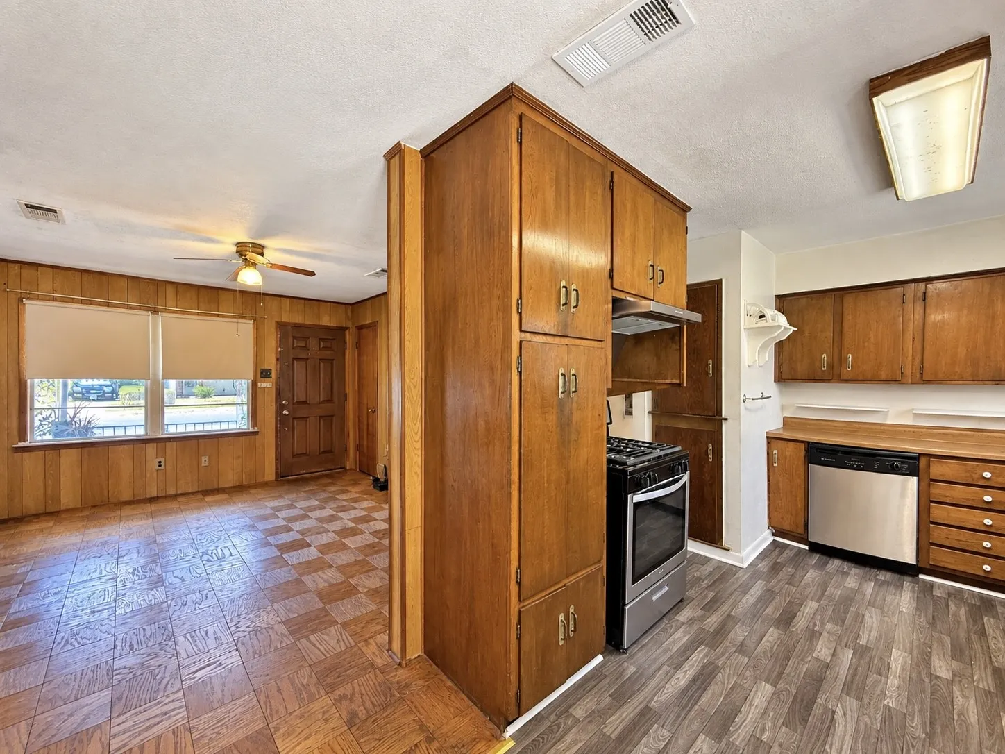 Single Family Residence For Sale in Dallas County , 2921 Charles Drive, Garland, Texas 75041, 3 Bedroom, 1 Bathroom, Garage spaces, 1,100 Sqft, built in 1966, mls#21390986, Real Estate Agent in Garland, Homes For Sale in Dallas county, Homes For Sale in Garland, Realtor in Garland Texas, Real Estate Brokerage Independent Realty Texas, Luminita Cordes Realtor