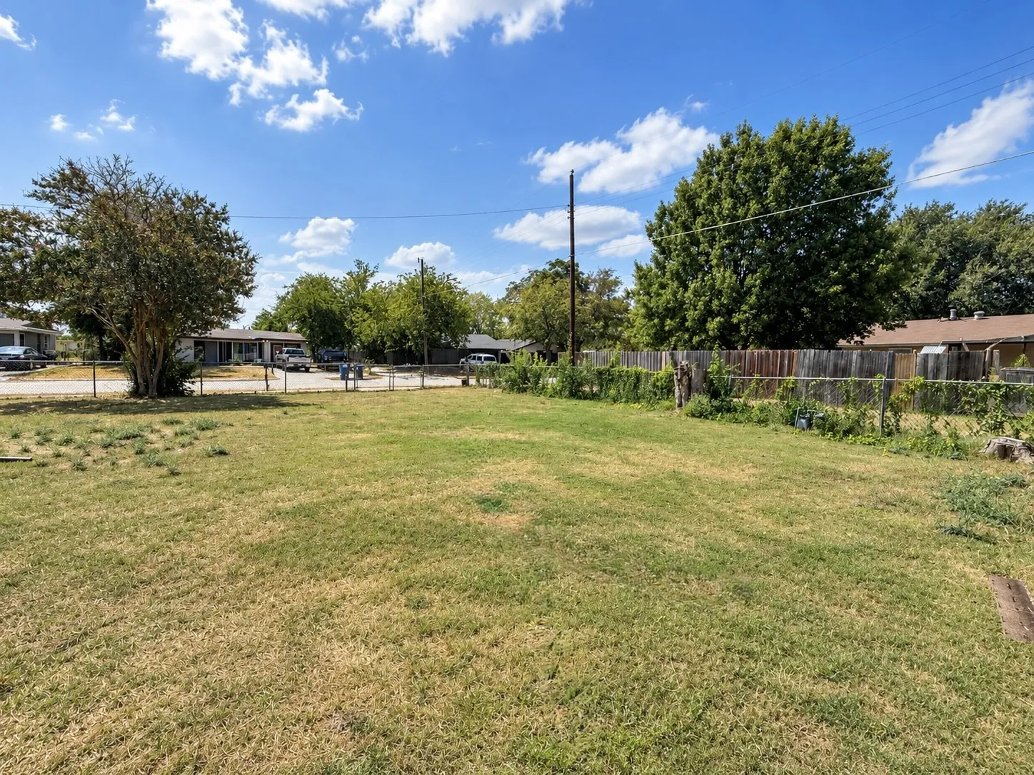 Single Family Residence For Sale in Dallas County , 2921 Charles Drive, Garland, Texas 75041, 3 Bedroom, 1 Bathroom, Garage spaces, 1,100 Sqft, built in 1966, mls#21390986, Real Estate Agent in Garland, Homes For Sale in Dallas county, Homes For Sale in Garland, Realtor in Garland Texas, Real Estate Brokerage Independent Realty Texas, Luminita Cordes Realtor