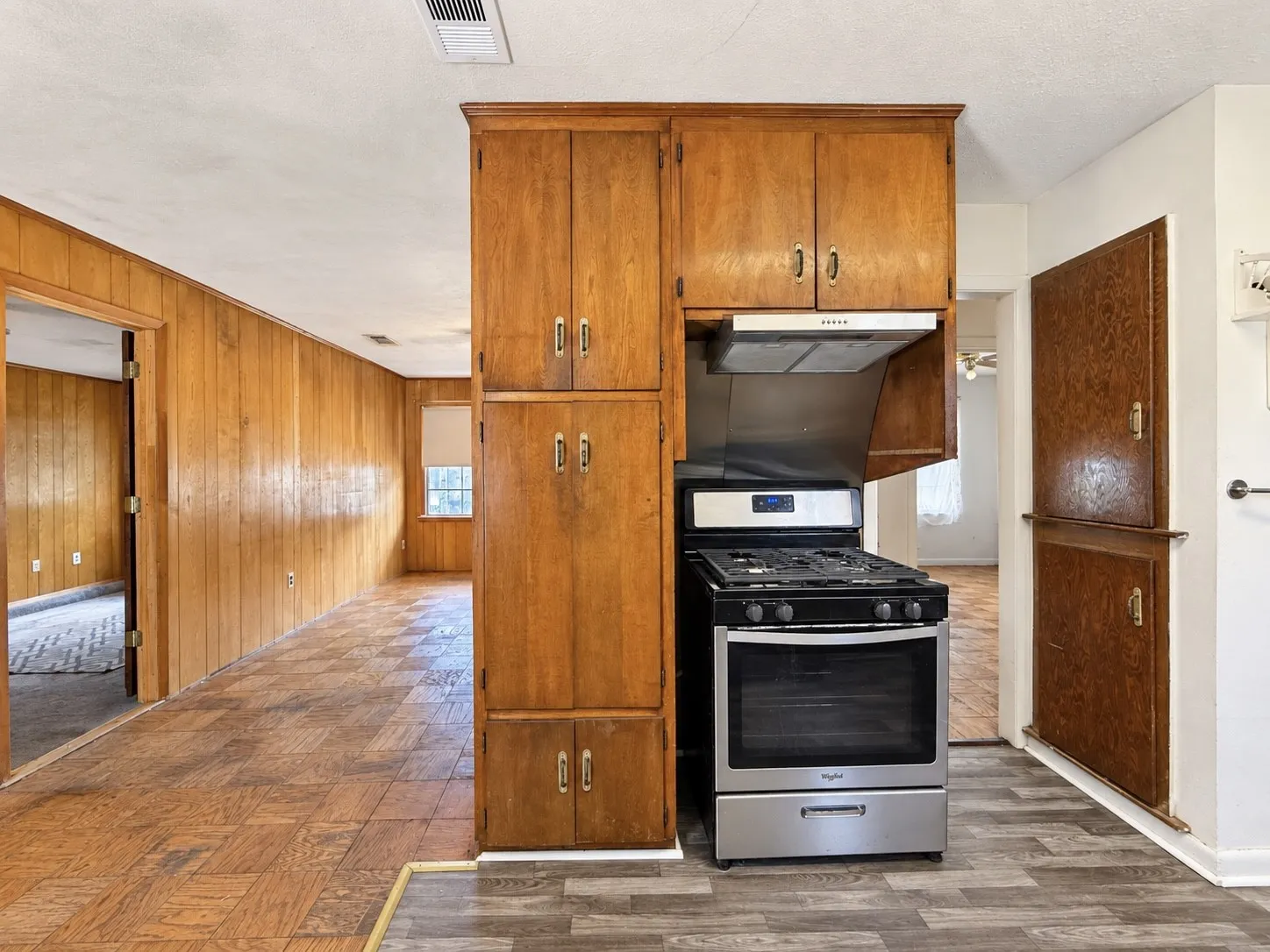 Single Family Residence For Sale in Dallas County , 2921 Charles Drive, Garland, Texas 75041, 3 Bedroom, 1 Bathroom, Garage spaces, 1,100 Sqft, built in 1966, mls#21390986, Real Estate Agent in Garland, Homes For Sale in Dallas county, Homes For Sale in Garland, Realtor in Garland Texas, Real Estate Brokerage Independent Realty Texas, Luminita Cordes Realtor