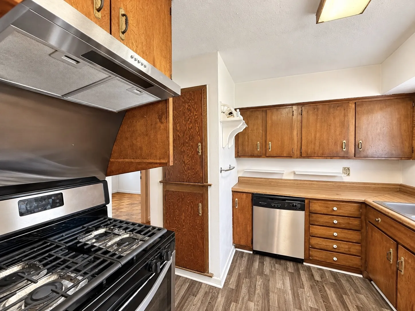 Single Family Residence For Sale in Dallas County , 2921 Charles Drive, Garland, Texas 75041, 3 Bedroom, 1 Bathroom, Garage spaces, 1,100 Sqft, built in 1966, mls#21390986, Real Estate Agent in Garland, Homes For Sale in Dallas county, Homes For Sale in Garland, Realtor in Garland Texas, Real Estate Brokerage Independent Realty Texas, Luminita Cordes Realtor