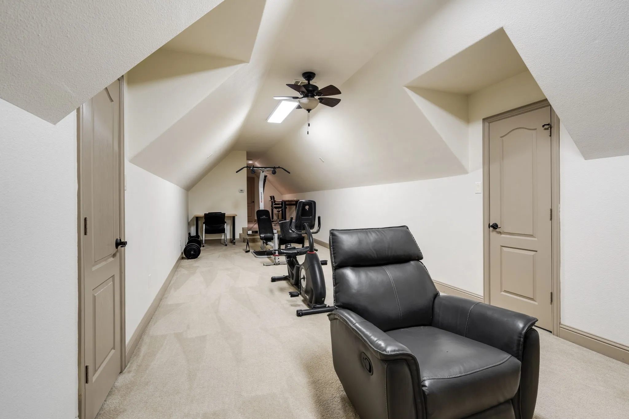 Single Family Residence For Sale in Collin County , 1017 Hilltop Drive, Lavon, Texas 75166, 5 Bedroom, 4 Bathroom, 3 Garage spaces, 4,222 Sqft, built in 2006, mls#21391006, Real Estate Agent in Lavon, Homes For Sale in Collin county, Homes For Sale in Lavon, Realtor in Lavon Texas, Real Estate Brokerage Independent Realty Texas, Luminita Cordes Realtor