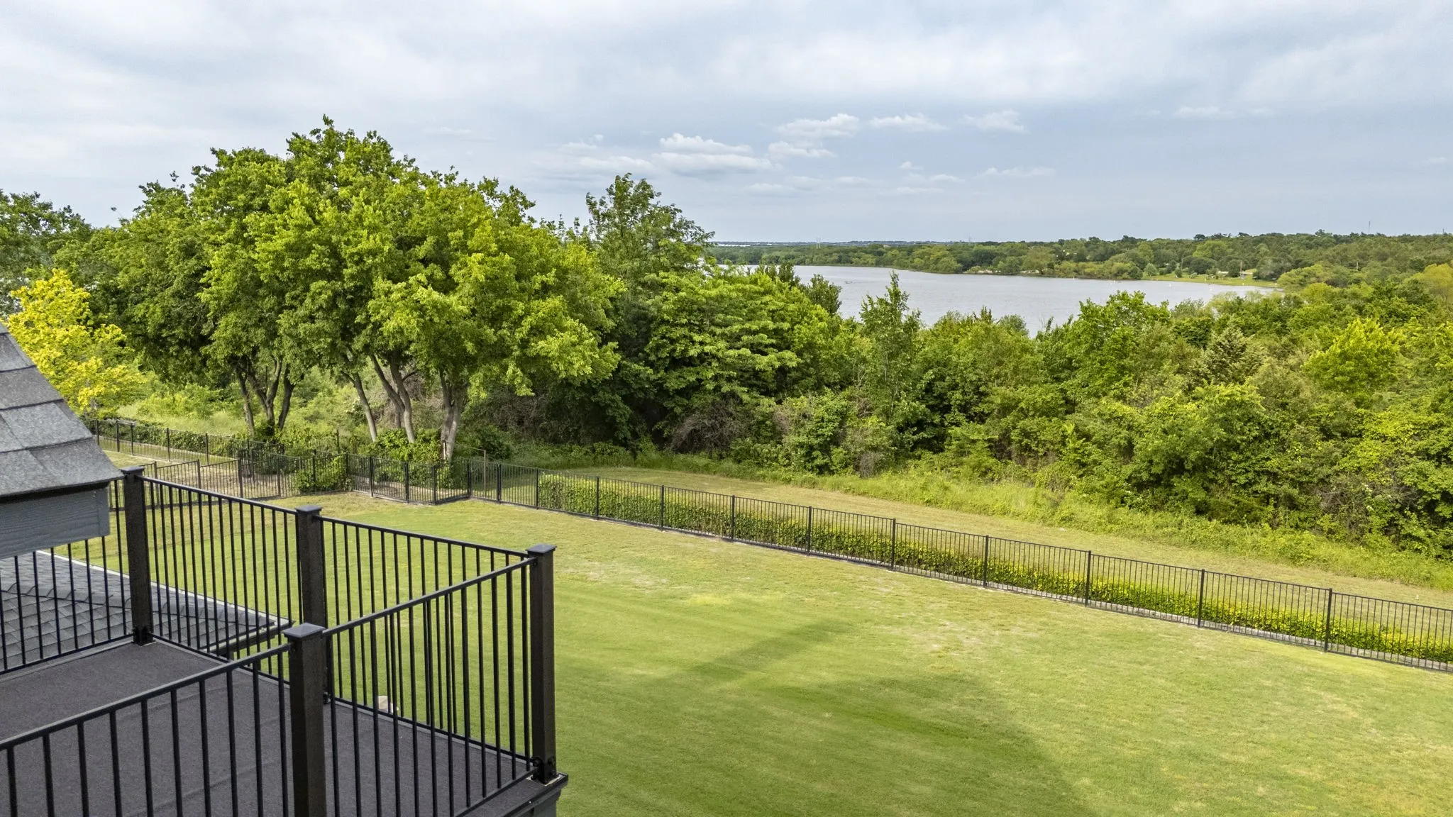 Single Family Residence For Sale in Collin County , 1017 Hilltop Drive, Lavon, Texas 75166, 5 Bedroom, 4 Bathroom, 3 Garage spaces, 4,222 Sqft, built in 2006, mls#21391006, Real Estate Agent in Lavon, Homes For Sale in Collin county, Homes For Sale in Lavon, Realtor in Lavon Texas, Real Estate Brokerage Independent Realty Texas, Luminita Cordes Realtor
