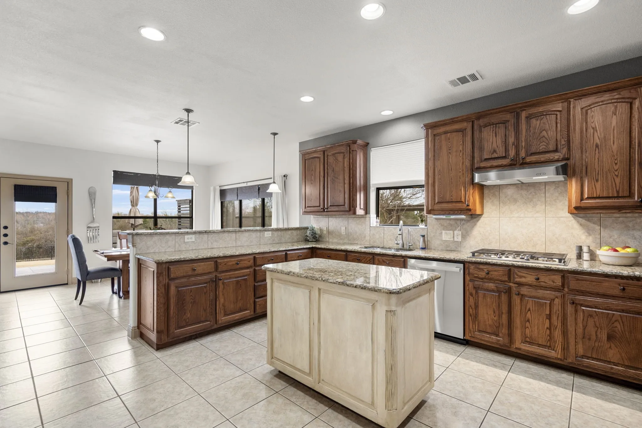 Single Family Residence For Sale in Collin County , 1017 Hilltop Drive, Lavon, Texas 75166, 5 Bedroom, 4 Bathroom, 3 Garage spaces, 4,222 Sqft, built in 2006, mls#21391006, Real Estate Agent in Lavon, Homes For Sale in Collin county, Homes For Sale in Lavon, Realtor in Lavon Texas, Real Estate Brokerage Independent Realty Texas, Luminita Cordes Realtor