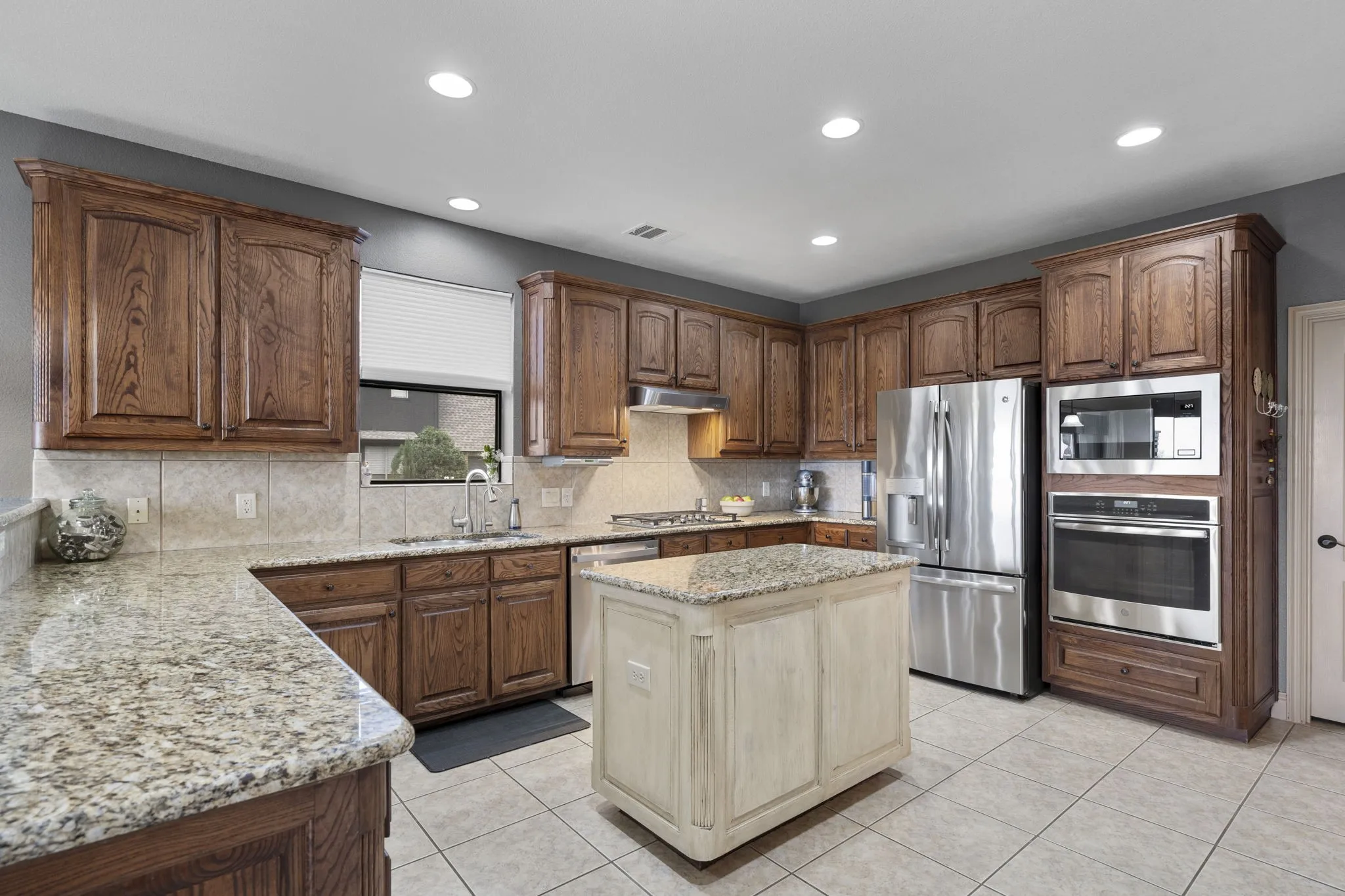 Single Family Residence For Sale in Collin County , 1017 Hilltop Drive, Lavon, Texas 75166, 5 Bedroom, 4 Bathroom, 3 Garage spaces, 4,222 Sqft, built in 2006, mls#21391006, Real Estate Agent in Lavon, Homes For Sale in Collin county, Homes For Sale in Lavon, Realtor in Lavon Texas, Real Estate Brokerage Independent Realty Texas, Luminita Cordes Realtor