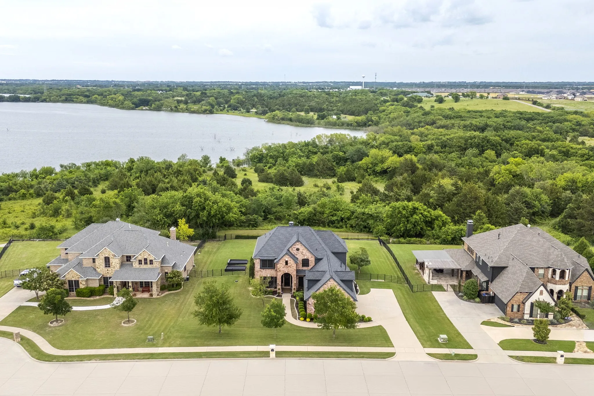 Single Family Residence For Sale in Collin County , 1017 Hilltop Drive, Lavon, Texas 75166, 5 Bedroom, 4 Bathroom, 3 Garage spaces, 4,222 Sqft, built in 2006, mls#21391006, Real Estate Agent in Lavon, Homes For Sale in Collin county, Homes For Sale in Lavon, Realtor in Lavon Texas, Real Estate Brokerage Independent Realty Texas, Luminita Cordes Realtor