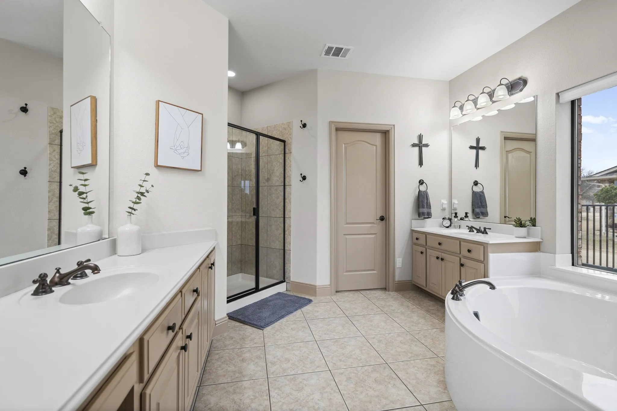Single Family Residence For Sale in Collin County , 1017 Hilltop Drive, Lavon, Texas 75166, 5 Bedroom, 4 Bathroom, 3 Garage spaces, 4,222 Sqft, built in 2006, mls#21391006, Real Estate Agent in Lavon, Homes For Sale in Collin county, Homes For Sale in Lavon, Realtor in Lavon Texas, Real Estate Brokerage Independent Realty Texas, Luminita Cordes Realtor
