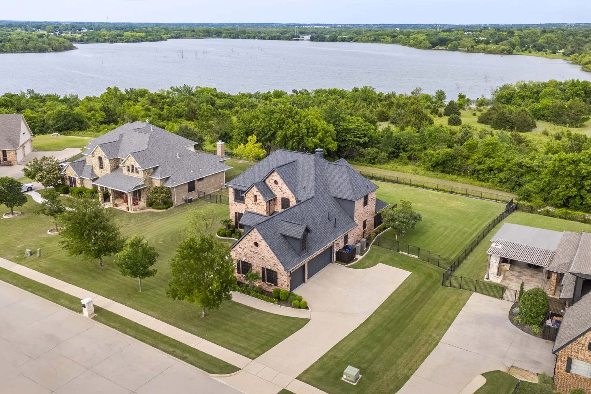 Single Family Residence For Sale in Collin County , 1017 Hilltop Drive, Lavon, Texas 75166, 5 Bedroom, 4 Bathroom, 3 Garage spaces, 4,222 Sqft, built in 2006, mls#21391006, Real Estate Agent in Lavon, Homes For Sale in Collin county, Homes For Sale in Lavon, Realtor in Lavon Texas, Real Estate Brokerage Independent Realty Texas, Luminita Cordes Realtor