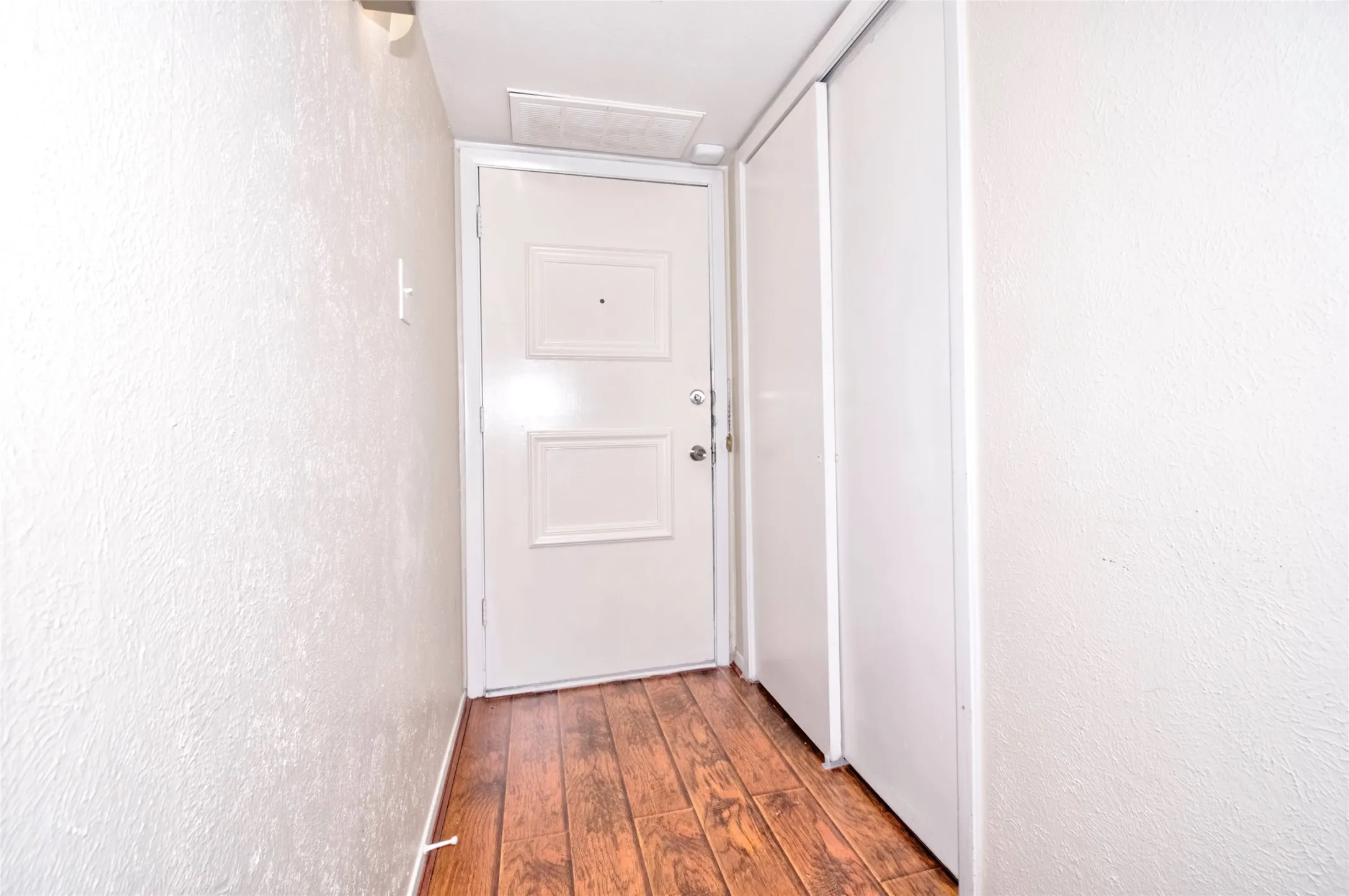Condominium For Rent in Dallas County , 4837 Cedar Springs Road 304, Dallas, Texas 75219, 1 Bedroom, 1 Bathroom, 1 Garage spaces, 665 Sqft, built in 1970, mls#21390998, Real Estate Agent in Dallas, Homes For Rent in Dallas county, Homes For Rent in Dallas, Realtor in Dallas Texas, Real Estate Brokerage Independent Realty Texas, Luminita Cordes Realtor