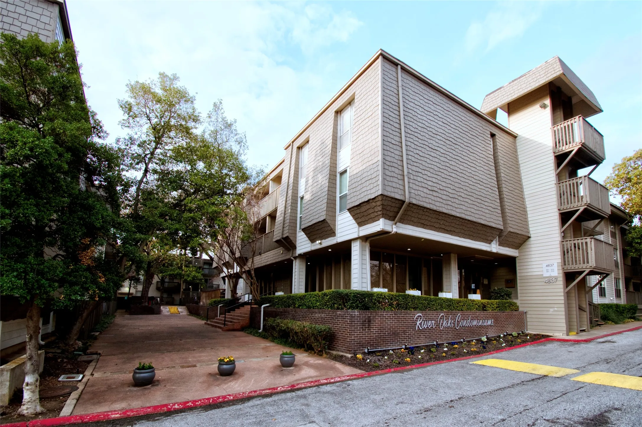 Condominium For Rent in Dallas County , 4837 Cedar Springs Road 304, Dallas, Texas 75219, 1 Bedroom, 1 Bathroom, 1 Garage spaces, 665 Sqft, built in 1970, mls#21390998, Real Estate Agent in Dallas, Homes For Rent in Dallas county, Homes For Rent in Dallas, Realtor in Dallas Texas, Real Estate Brokerage Independent Realty Texas, Luminita Cordes Realtor