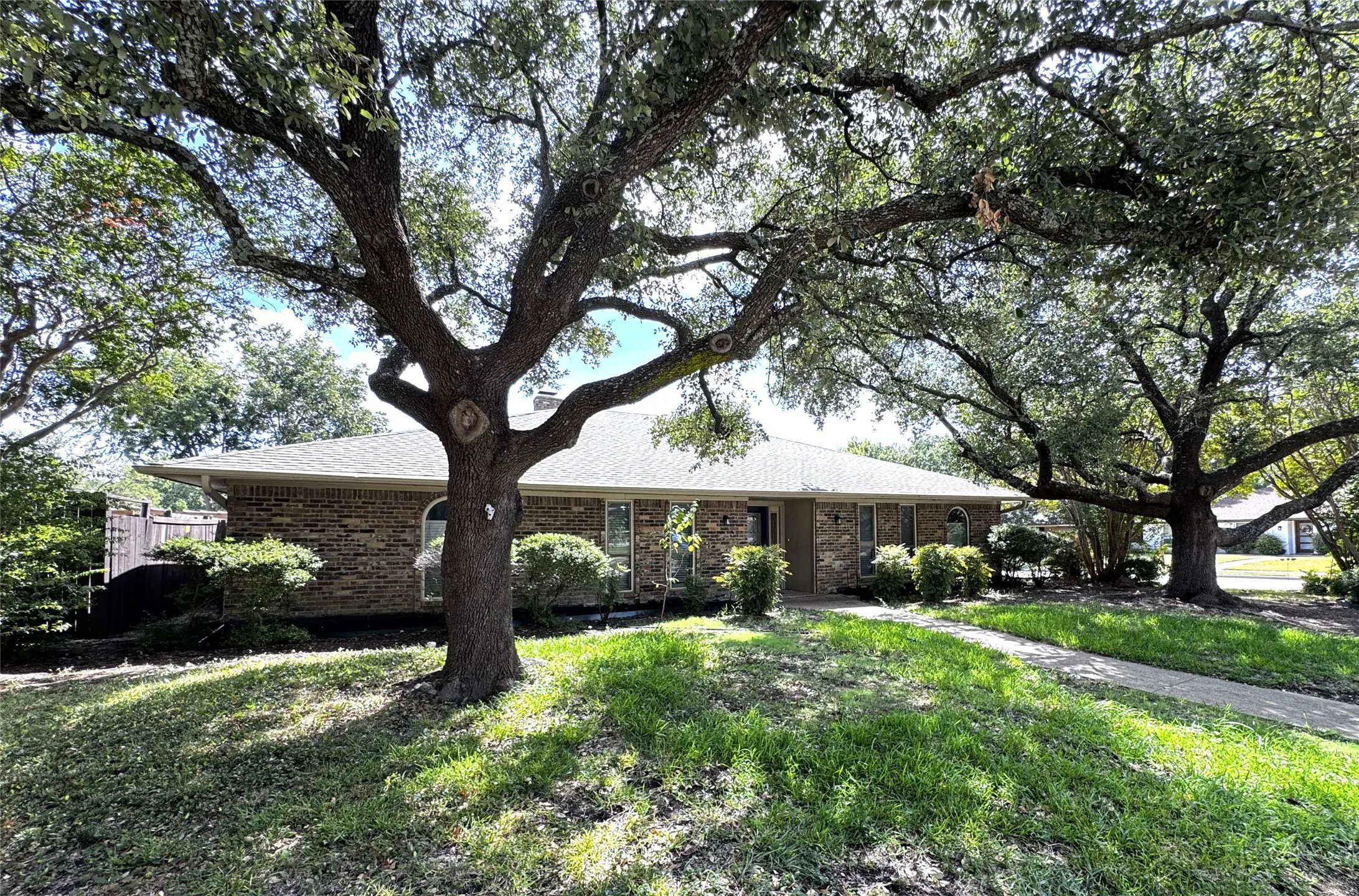 Single Family Residence For Sale in Collin County , 2616 Teakwood Lane, Plano, Texas 75075, 4 Bedroom, 3 Bathroom, 2 Garage spaces, 2,282 Sqft, built in 1974, mls#21391018, Real Estate Agent in Plano, Homes For Sale in Collin county, Homes For Sale in Plano, Realtor in Plano Texas, Real Estate Brokerage Independent Realty Texas, Luminita Cordes Realtor