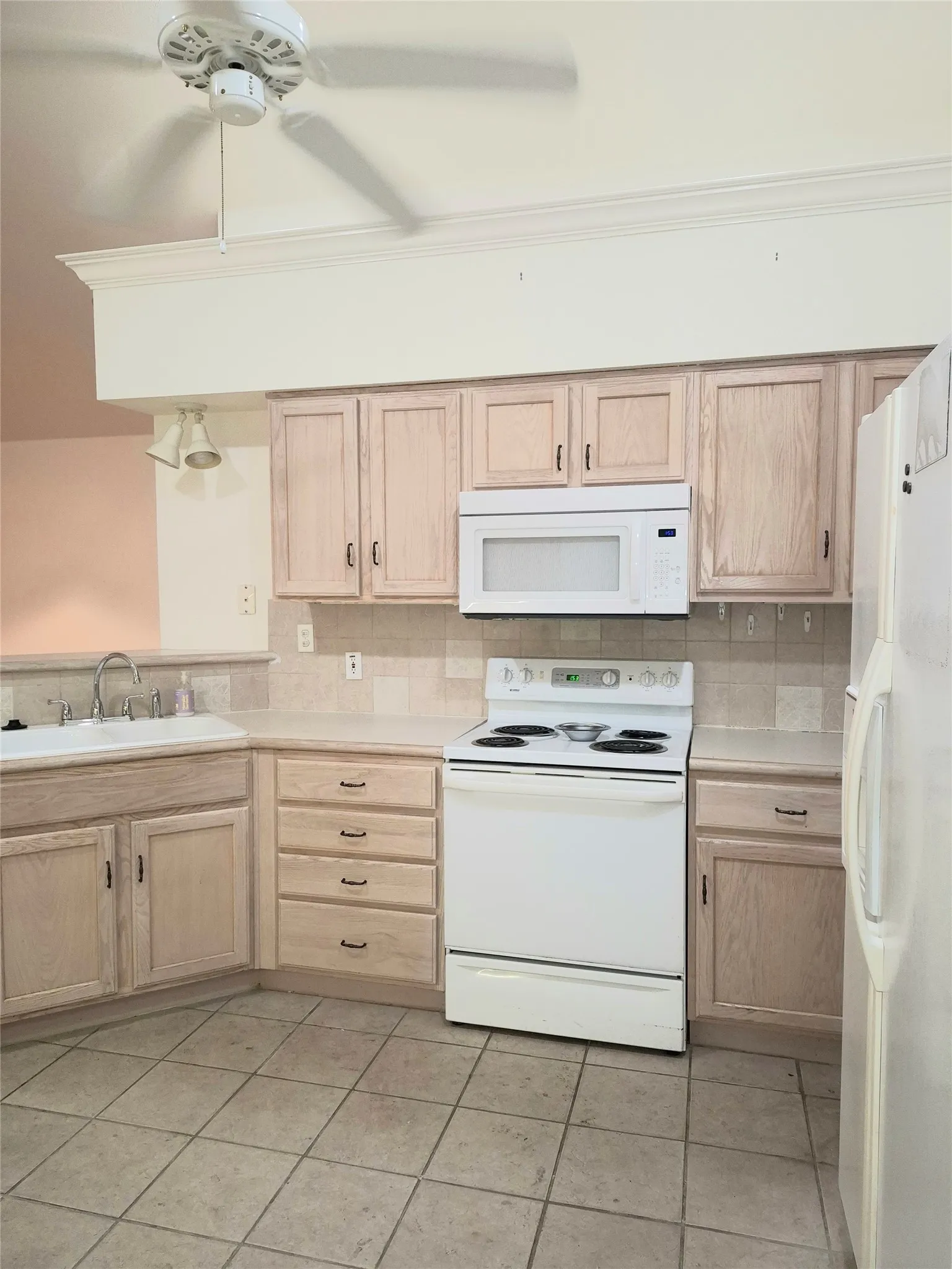 Condominium For Sale in Tarrant County , 918 Bridges Drive, Arlington, Texas 76012, 3 Bedroom, 2 Bathroom, 2 Garage spaces, 1,729 Sqft, built in 2000, mls#21387524, Real Estate Agent in Arlington, Homes For Sale in Tarrant county, Homes For Sale in Arlington, Realtor in Arlington Texas, Real Estate Brokerage Independent Realty Texas, Luminita Cordes Realtor