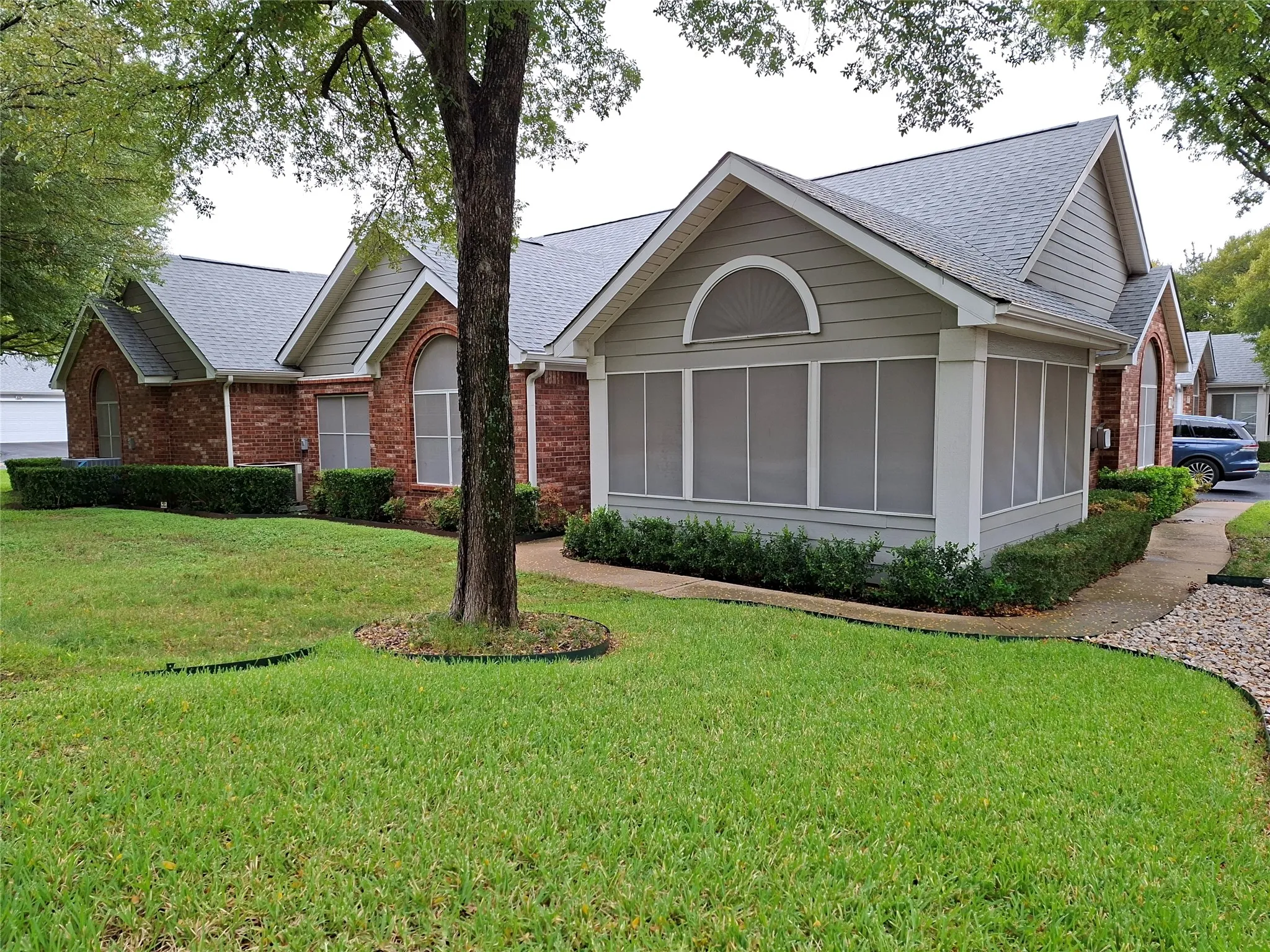 Condominium For Sale in Tarrant County , 918 Bridges Drive, Arlington, Texas 76012, 3 Bedroom, 2 Bathroom, 2 Garage spaces, 1,729 Sqft, built in 2000, mls#21387524, Real Estate Agent in Arlington, Homes For Sale in Tarrant county, Homes For Sale in Arlington, Realtor in Arlington Texas, Real Estate Brokerage Independent Realty Texas, Luminita Cordes Realtor