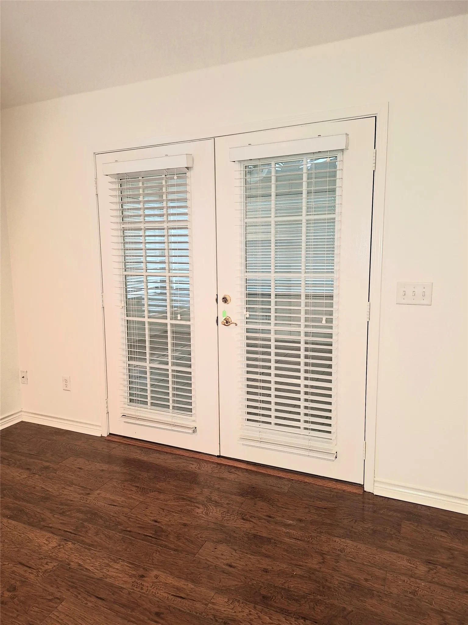 Sun rm , 2nd living area or 4th bdrm entry (no closet)