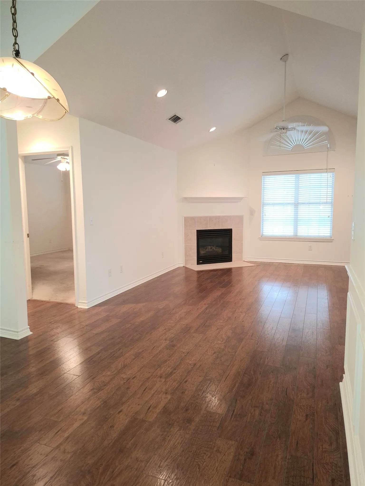 Condominium For Sale in Tarrant County , 918 Bridges Drive, Arlington, Texas 76012, 3 Bedroom, 2 Bathroom, 2 Garage spaces, 1,729 Sqft, built in 2000, mls#21387524, Real Estate Agent in Arlington, Homes For Sale in Tarrant county, Homes For Sale in Arlington, Realtor in Arlington Texas, Real Estate Brokerage Independent Realty Texas, Luminita Cordes Realtor