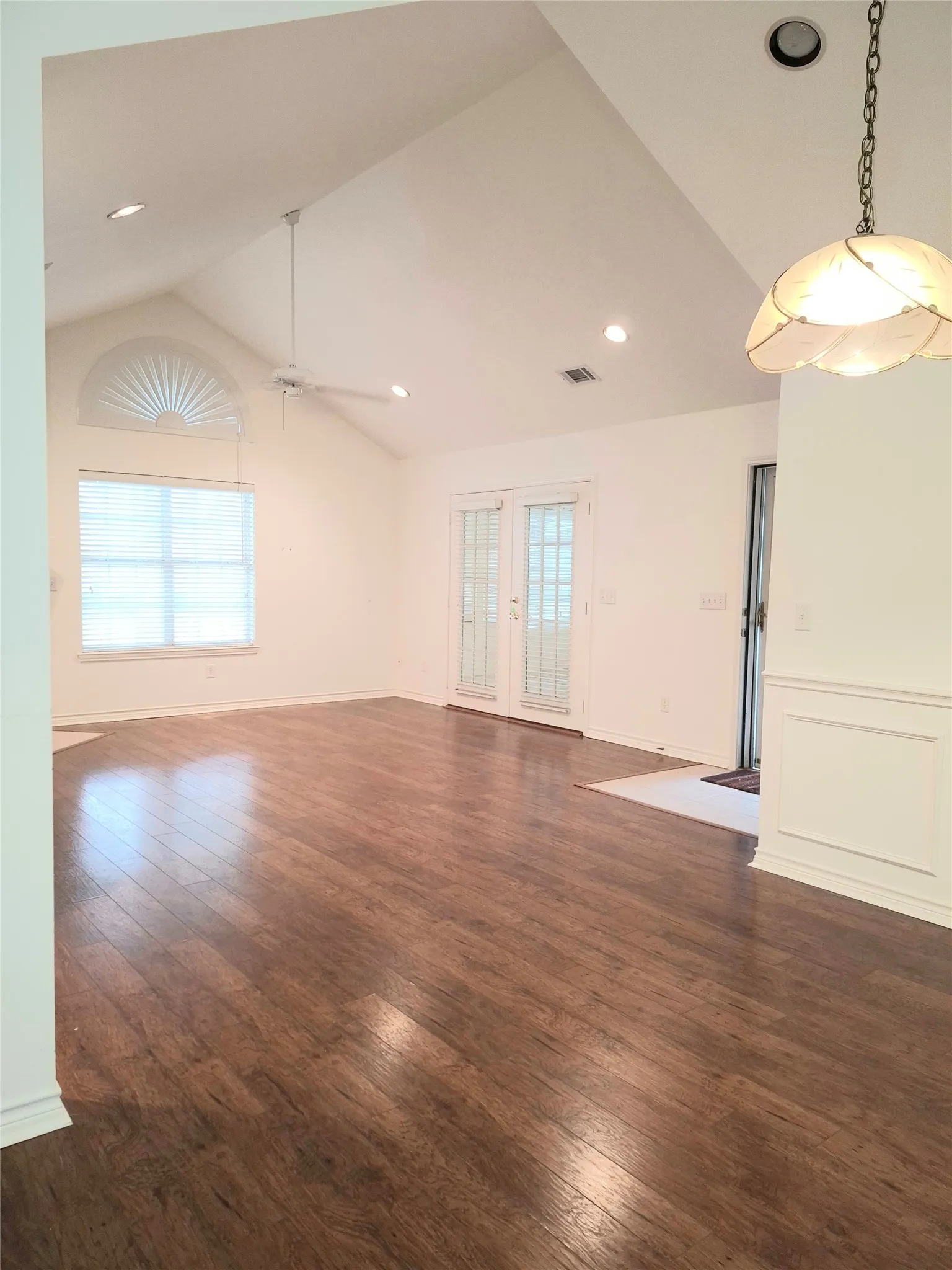Condominium For Sale in Tarrant County , 918 Bridges Drive, Arlington, Texas 76012, 3 Bedroom, 2 Bathroom, 2 Garage spaces, 1,729 Sqft, built in 2000, mls#21387524, Real Estate Agent in Arlington, Homes For Sale in Tarrant county, Homes For Sale in Arlington, Realtor in Arlington Texas, Real Estate Brokerage Independent Realty Texas, Luminita Cordes Realtor