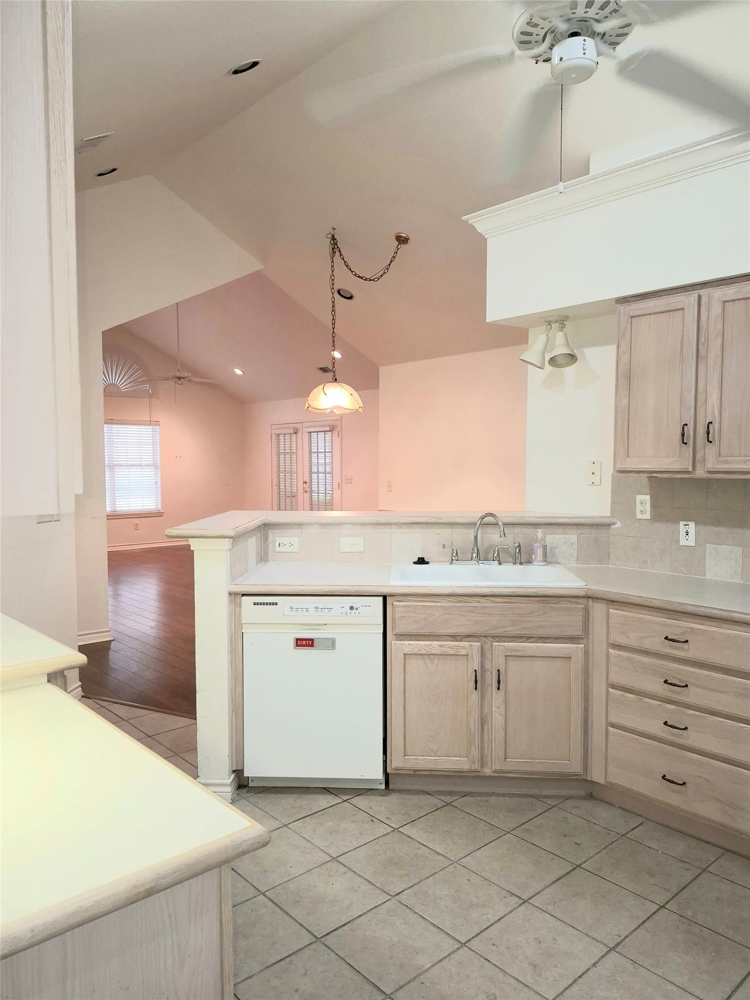 Condominium For Sale in Tarrant County , 918 Bridges Drive, Arlington, Texas 76012, 3 Bedroom, 2 Bathroom, 2 Garage spaces, 1,729 Sqft, built in 2000, mls#21387524, Real Estate Agent in Arlington, Homes For Sale in Tarrant county, Homes For Sale in Arlington, Realtor in Arlington Texas, Real Estate Brokerage Independent Realty Texas, Luminita Cordes Realtor