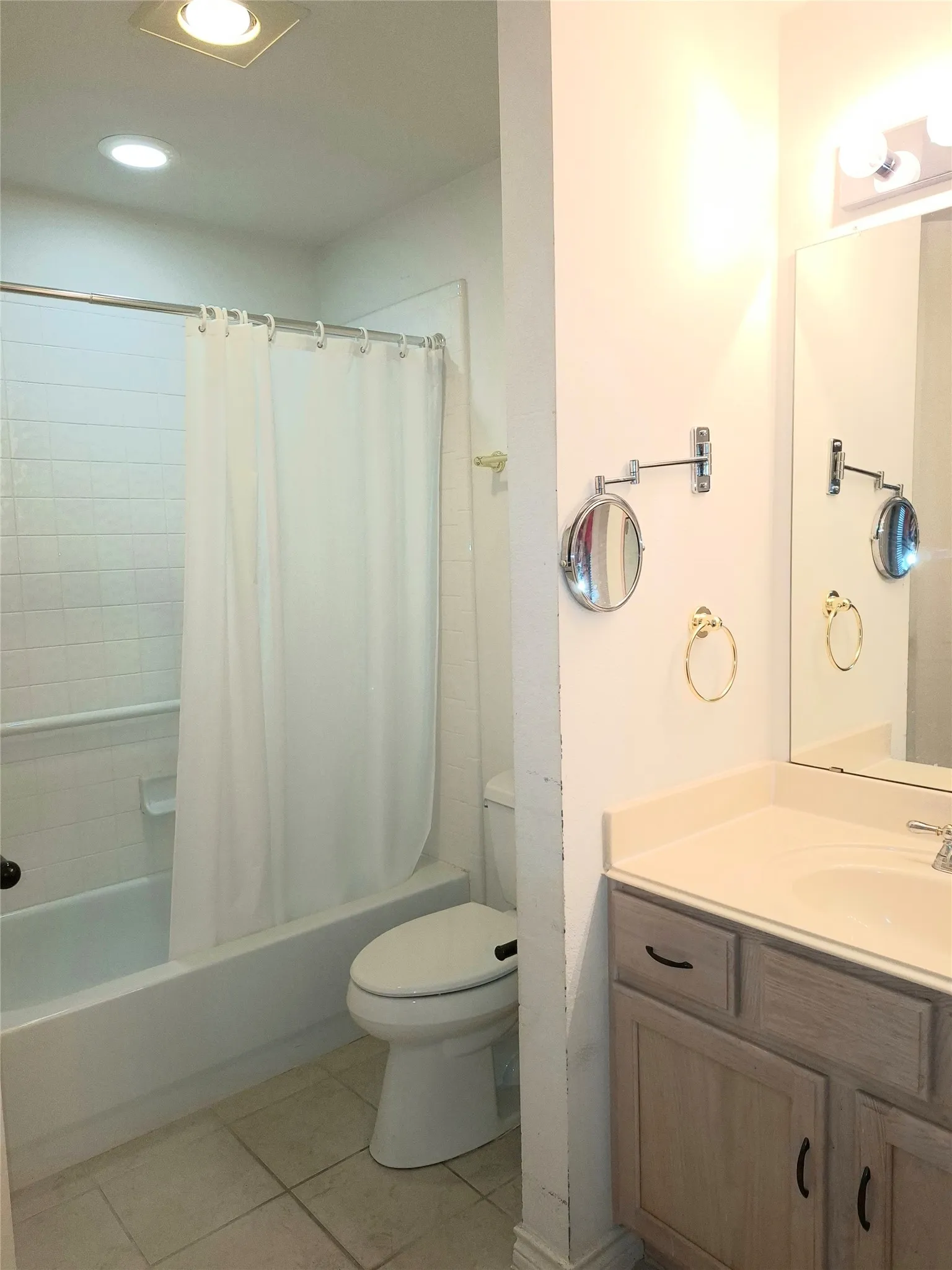 Condominium For Sale in Tarrant County , 918 Bridges Drive, Arlington, Texas 76012, 3 Bedroom, 2 Bathroom, 2 Garage spaces, 1,729 Sqft, built in 2000, mls#21387524, Real Estate Agent in Arlington, Homes For Sale in Tarrant county, Homes For Sale in Arlington, Realtor in Arlington Texas, Real Estate Brokerage Independent Realty Texas, Luminita Cordes Realtor
