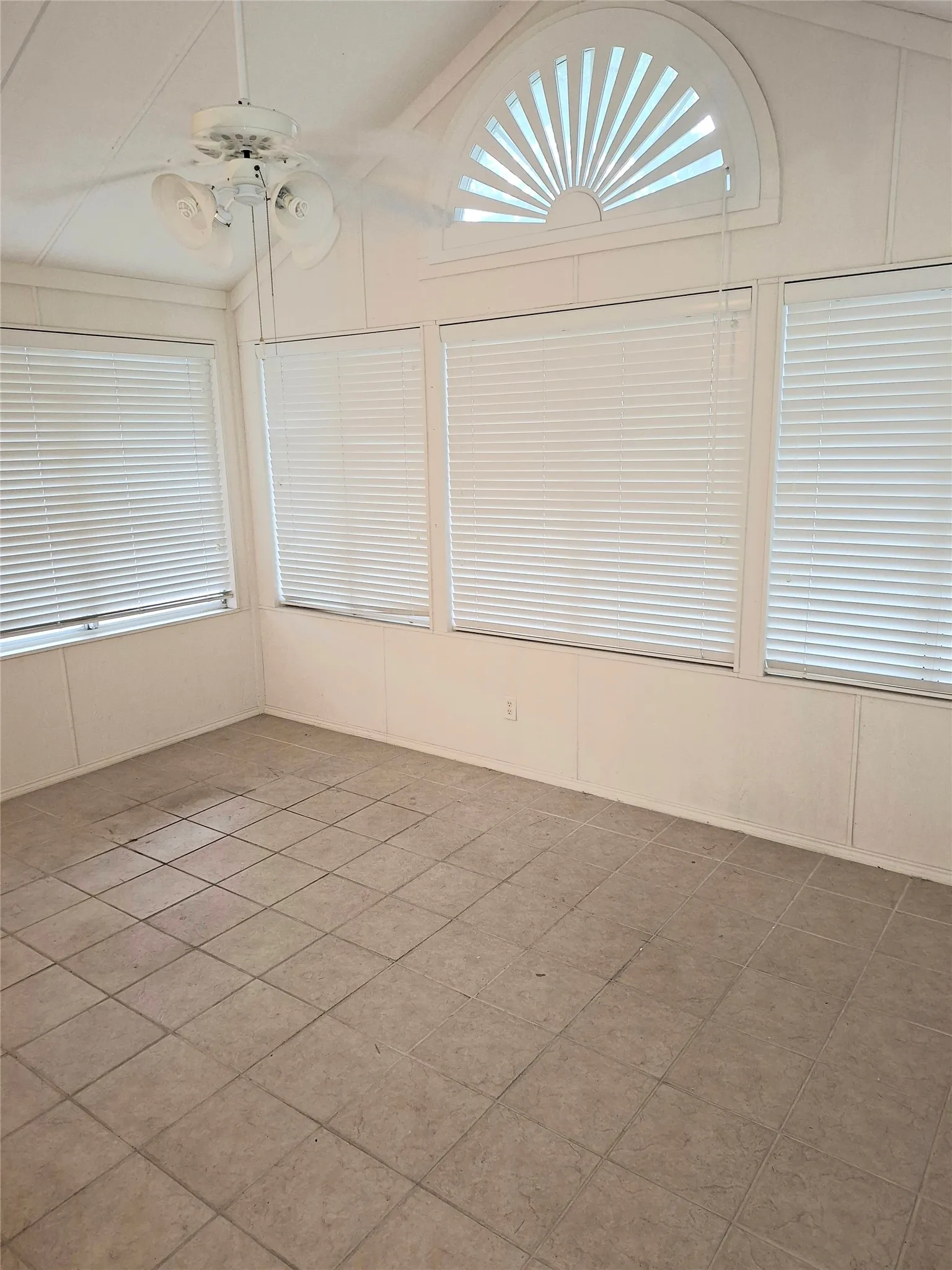 Condominium For Sale in Tarrant County , 918 Bridges Drive, Arlington, Texas 76012, 3 Bedroom, 2 Bathroom, 2 Garage spaces, 1,729 Sqft, built in 2000, mls#21387524, Real Estate Agent in Arlington, Homes For Sale in Tarrant county, Homes For Sale in Arlington, Realtor in Arlington Texas, Real Estate Brokerage Independent Realty Texas, Luminita Cordes Realtor