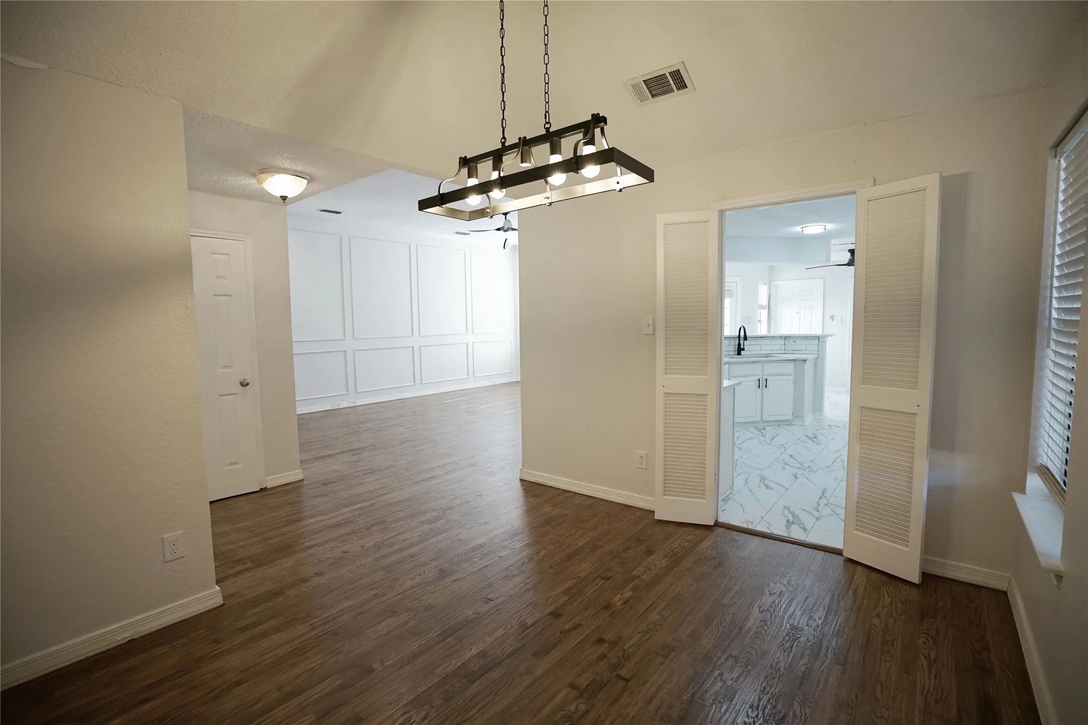 Single Family Residence For Sale in Denton County , 3007 Pacifica Street, Carrollton, Texas 75007, 2 Bedroom, 2 Bathroom, 2 Garage spaces, 1,720 Sqft, built in 1986, mls#21391019, Real Estate Agent in Carrollton, Homes For Sale in Denton county, Homes For Sale in Carrollton, Realtor in Carrollton Texas, Real Estate Brokerage Independent Realty Texas, Luminita Cordes Realtor