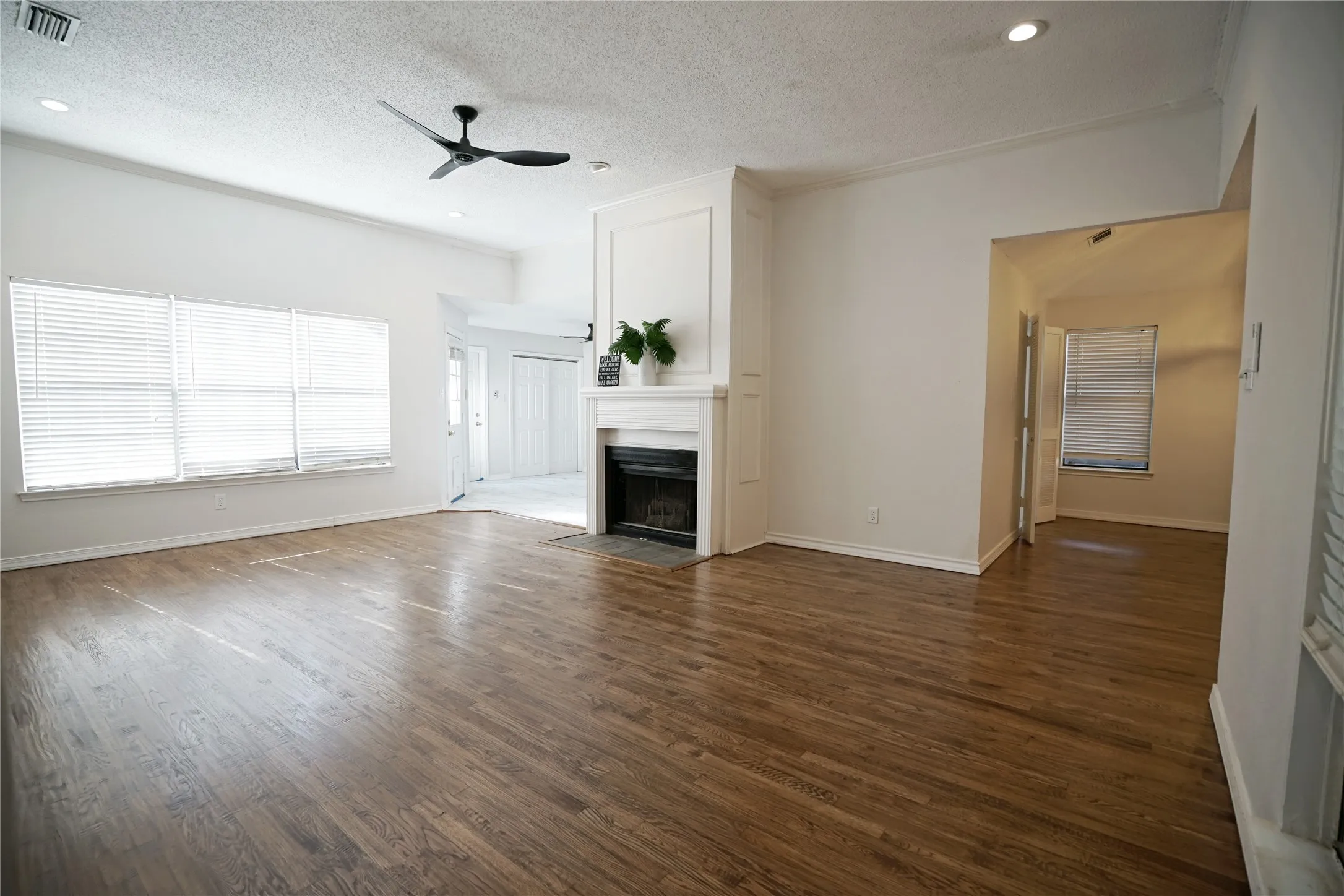 Single Family Residence For Sale in Denton County , 3007 Pacifica Street, Carrollton, Texas 75007, 2 Bedroom, 2 Bathroom, 2 Garage spaces, 1,720 Sqft, built in 1986, mls#21391019, Real Estate Agent in Carrollton, Homes For Sale in Denton county, Homes For Sale in Carrollton, Realtor in Carrollton Texas, Real Estate Brokerage Independent Realty Texas, Luminita Cordes Realtor
