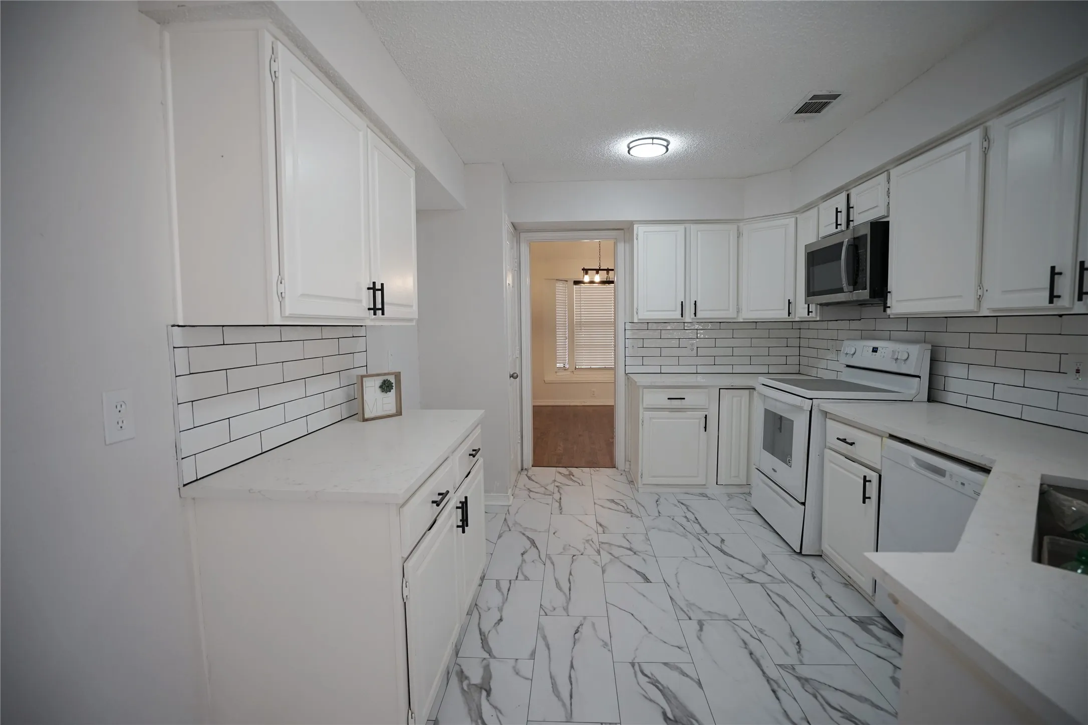 Single Family Residence For Sale in Denton County , 3007 Pacifica Street, Carrollton, Texas 75007, 2 Bedroom, 2 Bathroom, 2 Garage spaces, 1,720 Sqft, built in 1986, mls#21391019, Real Estate Agent in Carrollton, Homes For Sale in Denton county, Homes For Sale in Carrollton, Realtor in Carrollton Texas, Real Estate Brokerage Independent Realty Texas, Luminita Cordes Realtor
