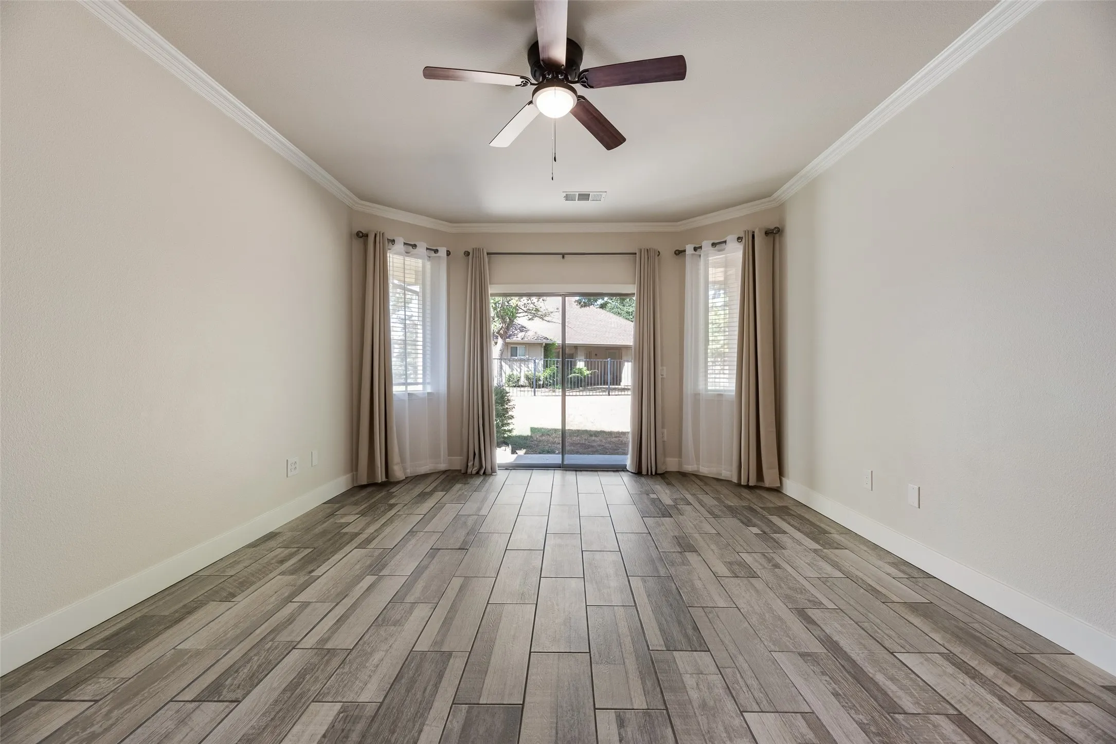 oversize primary ste, seating area, over looks luscious back yard, crown molding