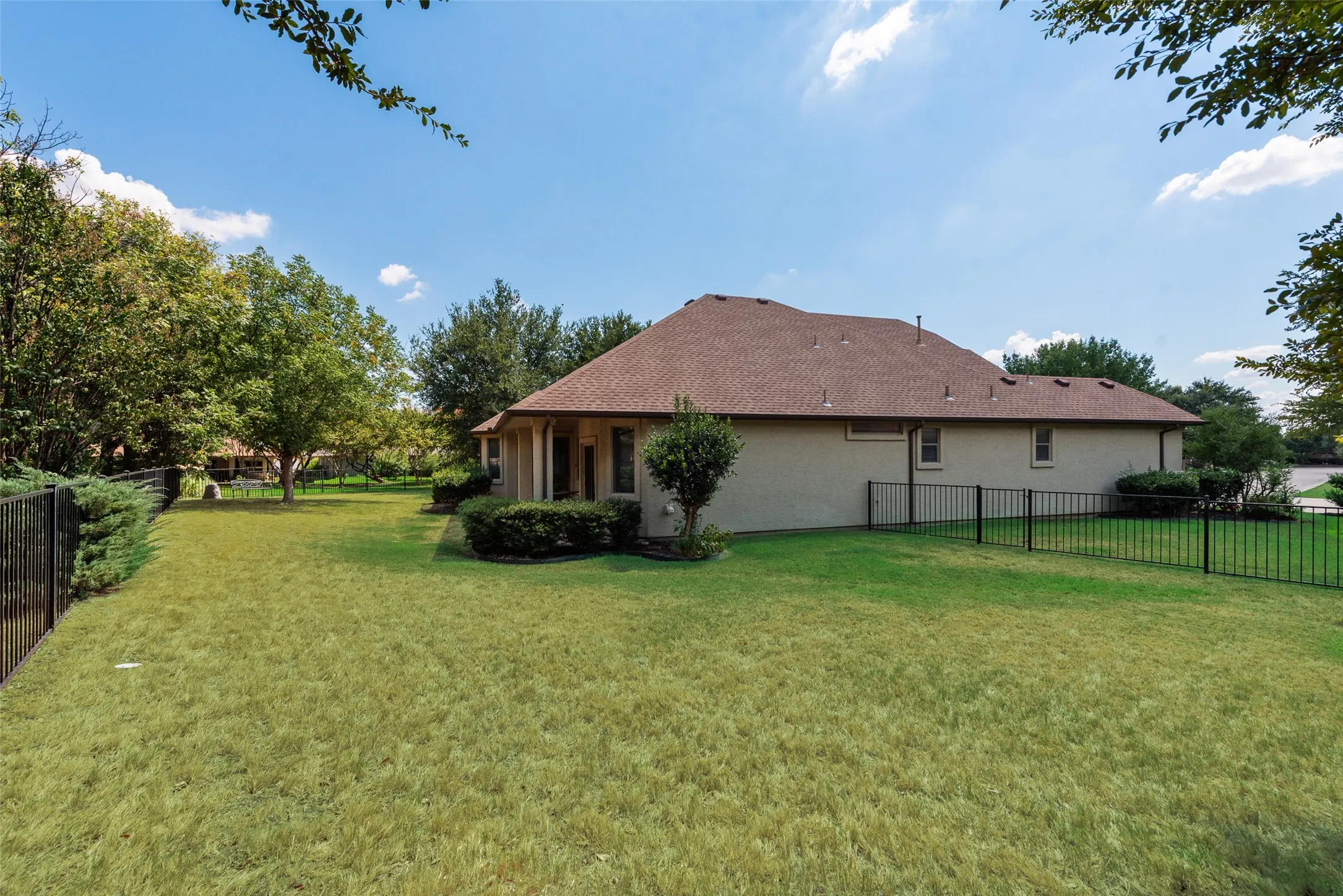 Single Family Residence For Sale in Denton County , 9600 Rosewood Drive, Denton, Texas 76207, 2 Bedroom, 2 Bathroom, 3 Garage spaces, 1,884 Sqft, built in 2006, mls#21388922, Real Estate Agent in Denton, Homes For Sale in Denton county, Homes For Sale in Denton, Realtor in Denton Texas, Real Estate Brokerage Independent Realty Texas, Luminita Cordes Realtor