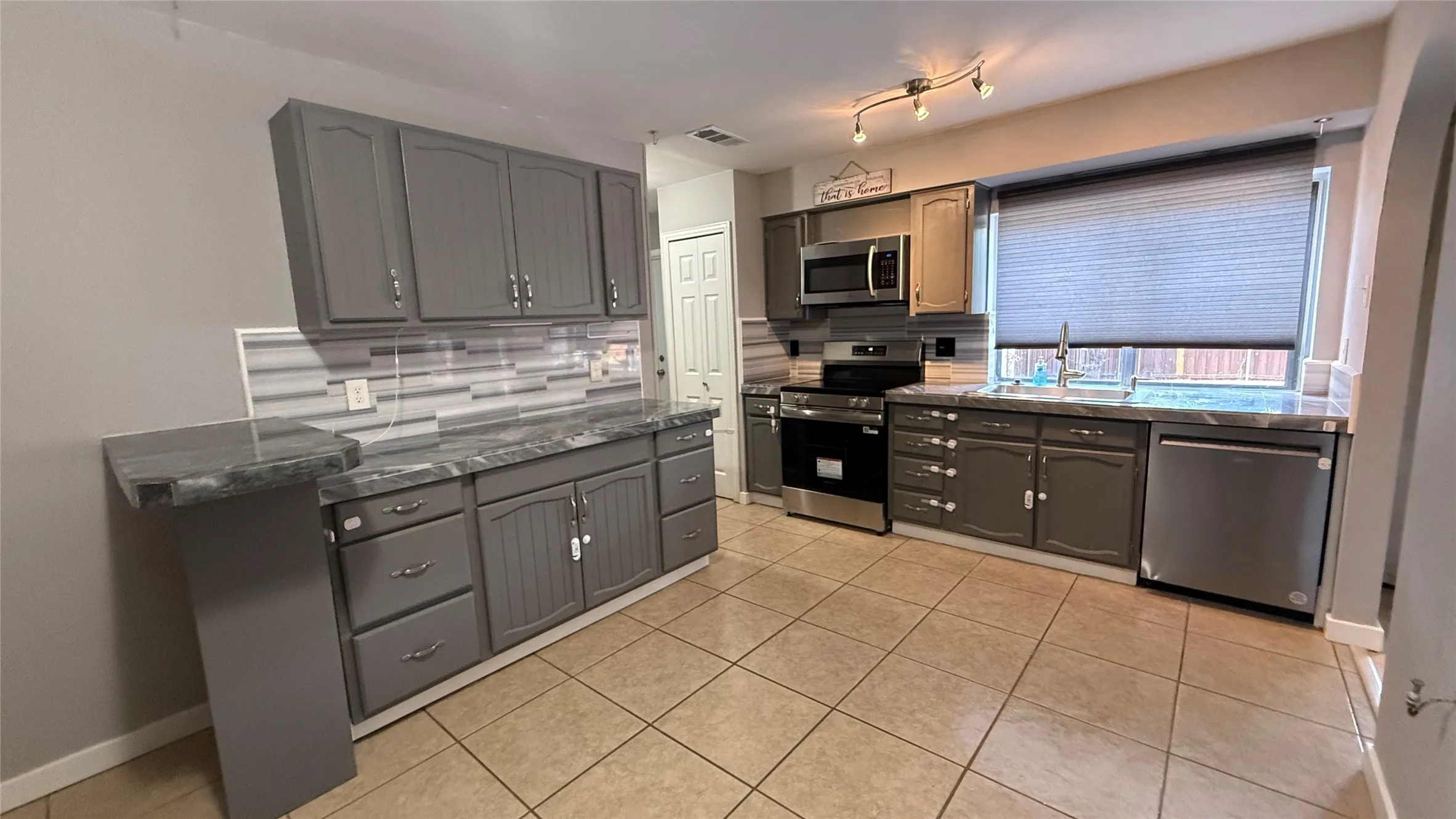 Single Family Residence For Rent in Dallas County , 5537 Jester Drive, Garland, Texas 75044, 3 Bedroom, 2 Bathroom, 2 Garage spaces, 1,334 Sqft, built in 1977, mls#21390924, Real Estate Agent in Garland, Homes For Rent in Dallas county, Homes For Rent in Garland, Realtor in Garland Texas, Real Estate Brokerage Independent Realty Texas, Luminita Cordes Realtor