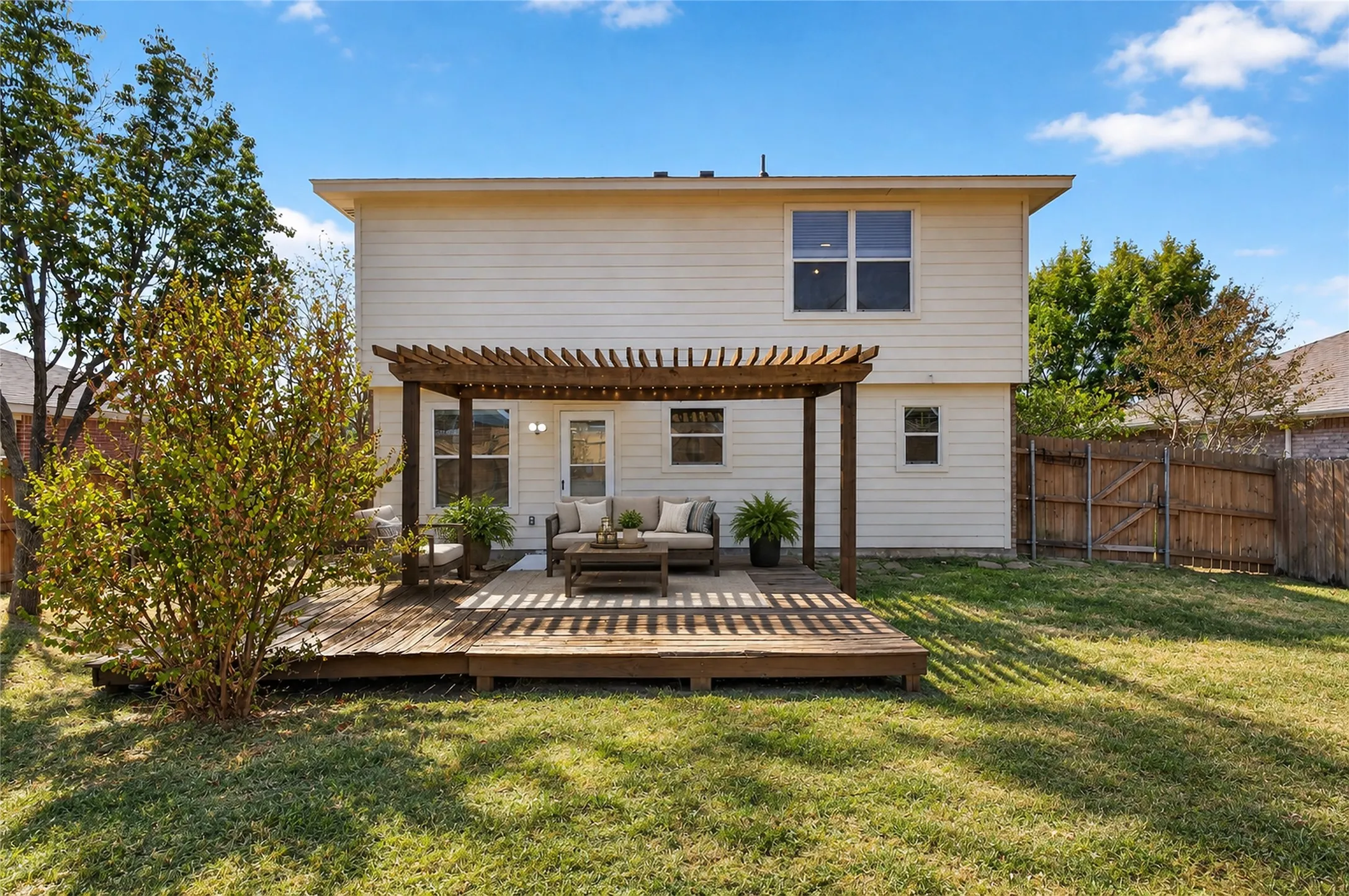 Single Family Residence For Sale in Denton County , 129 Maned Drive, Sanger, Texas 76266, 3 Bedroom, 2 Bathroom, 2 Garage spaces, 1,570 Sqft, built in 2005, mls#21385960, Real Estate Agent in Sanger, Homes For Sale in Denton county, Homes For Sale in Sanger, Realtor in Sanger Texas, Real Estate Brokerage Independent Realty Texas, Luminita Cordes Realtor