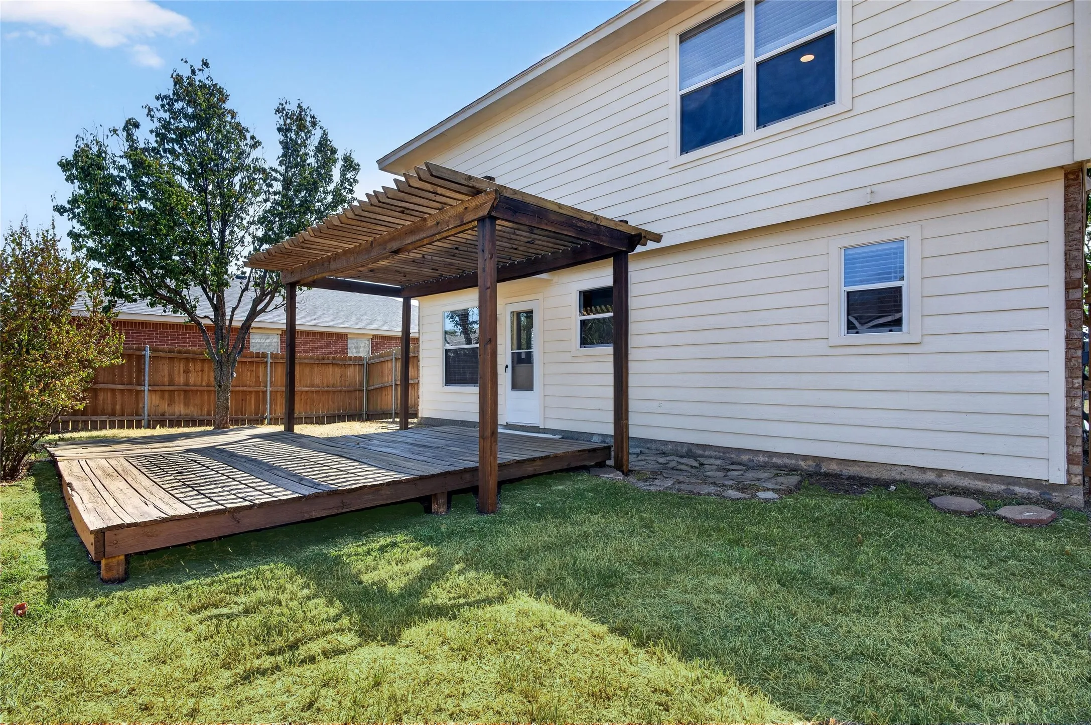 Single Family Residence For Sale in Denton County , 129 Maned Drive, Sanger, Texas 76266, 3 Bedroom, 2 Bathroom, 2 Garage spaces, 1,570 Sqft, built in 2005, mls#21385960, Real Estate Agent in Sanger, Homes For Sale in Denton county, Homes For Sale in Sanger, Realtor in Sanger Texas, Real Estate Brokerage Independent Realty Texas, Luminita Cordes Realtor