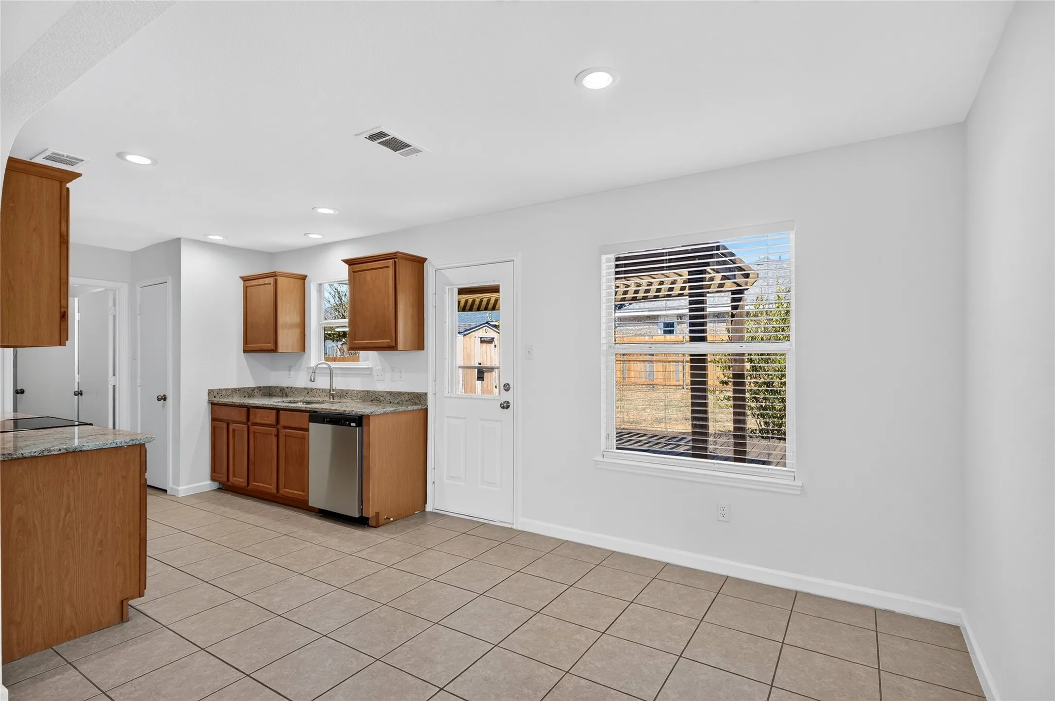 Single Family Residence For Sale in Denton County , 129 Maned Drive, Sanger, Texas 76266, 3 Bedroom, 2 Bathroom, 2 Garage spaces, 1,570 Sqft, built in 2005, mls#21385960, Real Estate Agent in Sanger, Homes For Sale in Denton county, Homes For Sale in Sanger, Realtor in Sanger Texas, Real Estate Brokerage Independent Realty Texas, Luminita Cordes Realtor