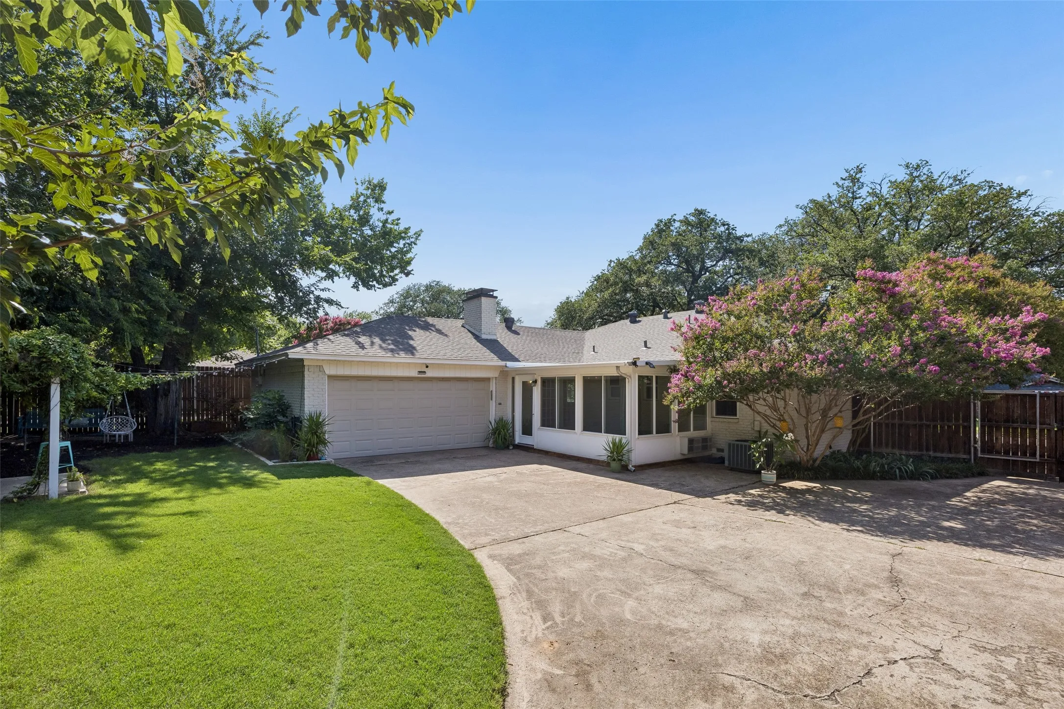 Single Family Residence For Rent in Dallas County , 2351 Saint Francis Avenue, Dallas, Texas 75228, 3 Bedroom, 2 Bathroom, 2 Garage spaces, 1,918 Sqft, built in 1961, mls#21391030, Real Estate Agent in Dallas, Homes For Rent in Dallas county, Homes For Rent in Dallas, Realtor in Dallas Texas, Real Estate Brokerage Independent Realty Texas, Luminita Cordes Realtor