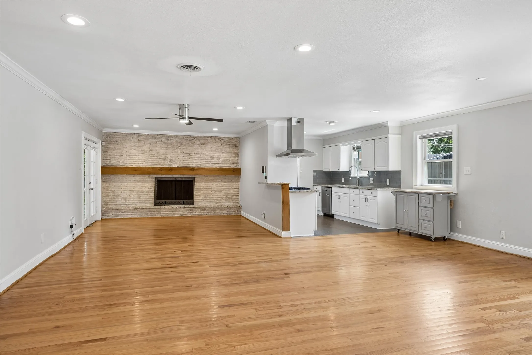 Single Family Residence For Rent in Dallas County , 2351 Saint Francis Avenue, Dallas, Texas 75228, 3 Bedroom, 2 Bathroom, 2 Garage spaces, 1,918 Sqft, built in 1961, mls#21391030, Real Estate Agent in Dallas, Homes For Rent in Dallas county, Homes For Rent in Dallas, Realtor in Dallas Texas, Real Estate Brokerage Independent Realty Texas, Luminita Cordes Realtor