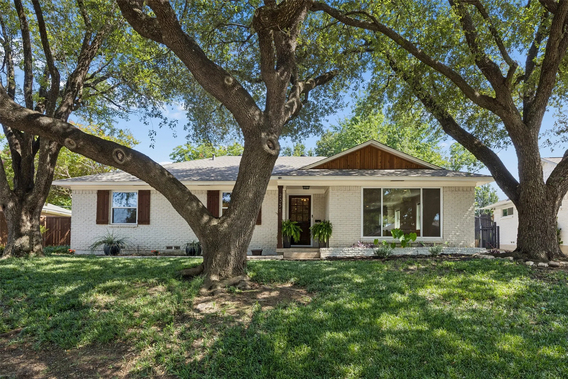 Single Family Residence For Rent in Dallas County , 2351 Saint Francis Avenue, Dallas, Texas 75228, 3 Bedroom, 2 Bathroom, 2 Garage spaces, 1,918 Sqft, built in 1961, mls#21391030, Real Estate Agent in Dallas, Homes For Rent in Dallas county, Homes For Rent in Dallas, Realtor in Dallas Texas, Real Estate Brokerage Independent Realty Texas, Luminita Cordes Realtor