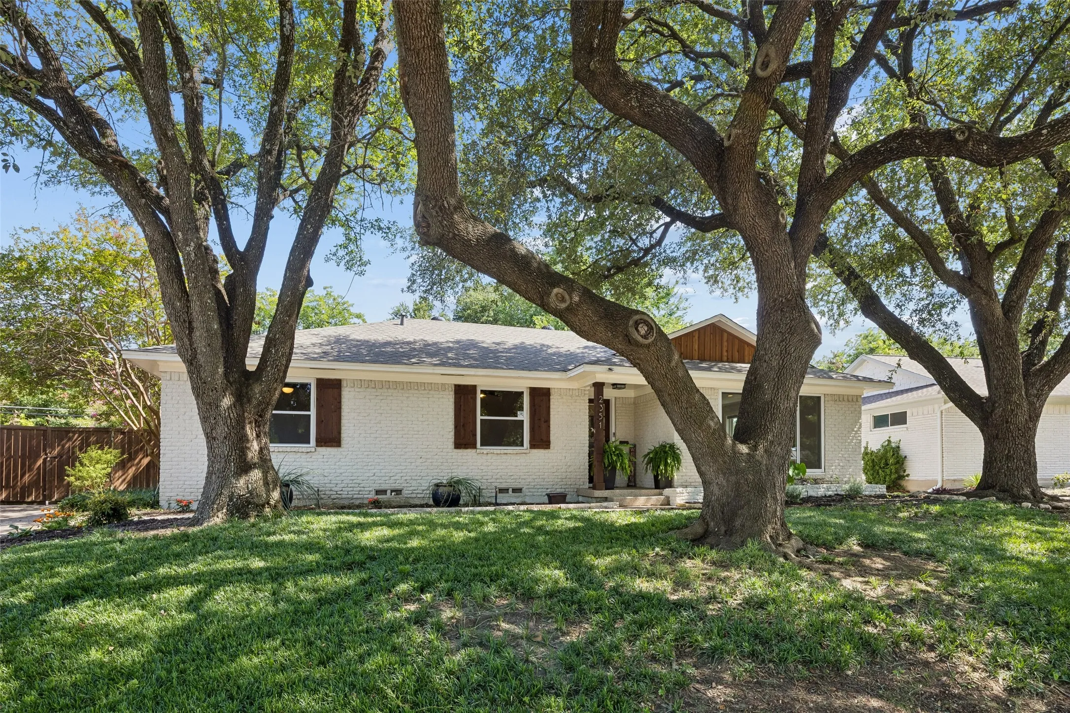 Single Family Residence For Rent in Dallas County , 2351 Saint Francis Avenue, Dallas, Texas 75228, 3 Bedroom, 2 Bathroom, 2 Garage spaces, 1,918 Sqft, built in 1961, mls#21391030, Real Estate Agent in Dallas, Homes For Rent in Dallas county, Homes For Rent in Dallas, Realtor in Dallas Texas, Real Estate Brokerage Independent Realty Texas, Luminita Cordes Realtor