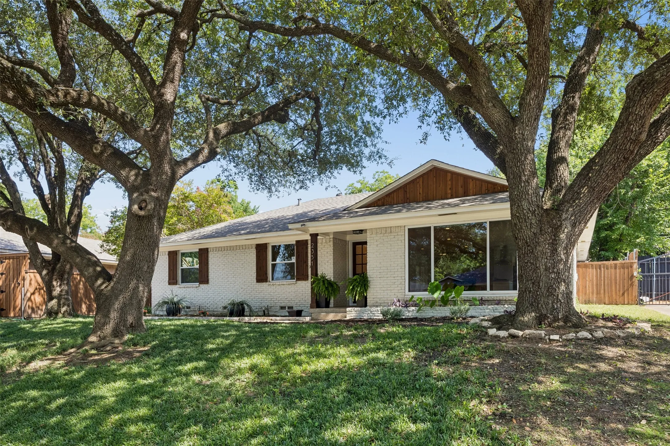 Single Family Residence For Rent in Dallas County , 2351 Saint Francis Avenue, Dallas, Texas 75228, 3 Bedroom, 2 Bathroom, 2 Garage spaces, 1,918 Sqft, built in 1961, mls#21391030, Real Estate Agent in Dallas, Homes For Rent in Dallas county, Homes For Rent in Dallas, Realtor in Dallas Texas, Real Estate Brokerage Independent Realty Texas, Luminita Cordes Realtor